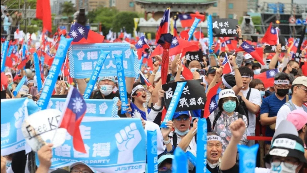 國民黨昨日（26日）在台北市凱達格蘭大道舉辦「反綠共、戰獨裁」集會活動，現場宣布參與人數破25萬。（聯合報）