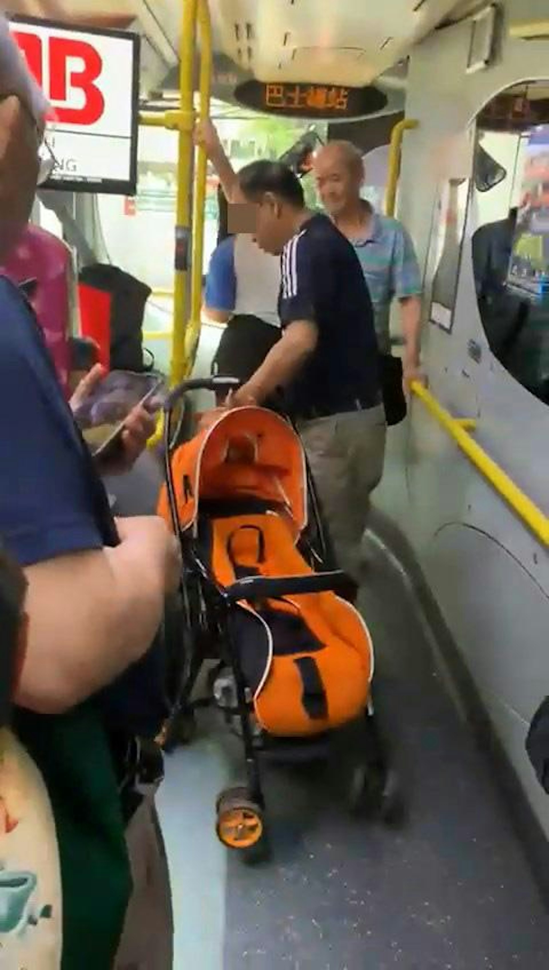本港網絡瘋傳1段「阿伯大鬧九巴」影片,指有鄉音阿伯攜帶嬰兒車(BB車)上九巴,被車長要求摺起「BB車」,惟阿伯不從導致巴士停駛。(影片截圖) 本港網絡瘋傳1段「阿伯大鬧九巴」影片,指有鄉音阿伯攜帶嬰兒車(BB車)上九巴,被車長要求摺起「BB車」,惟阿伯不從導致巴士停駛。(影片截圖)