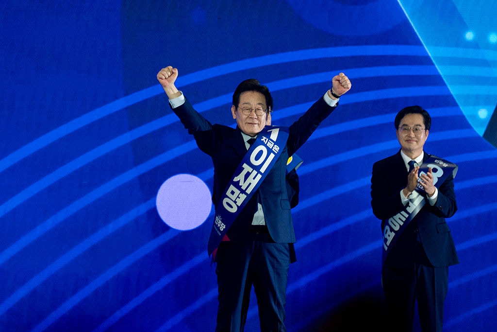 2025年4月27日，韓國首爾，圖為李在明獲黨內提名後高舉雙手，他下一步將參加6月3日舉行的總統大選。（Getty）