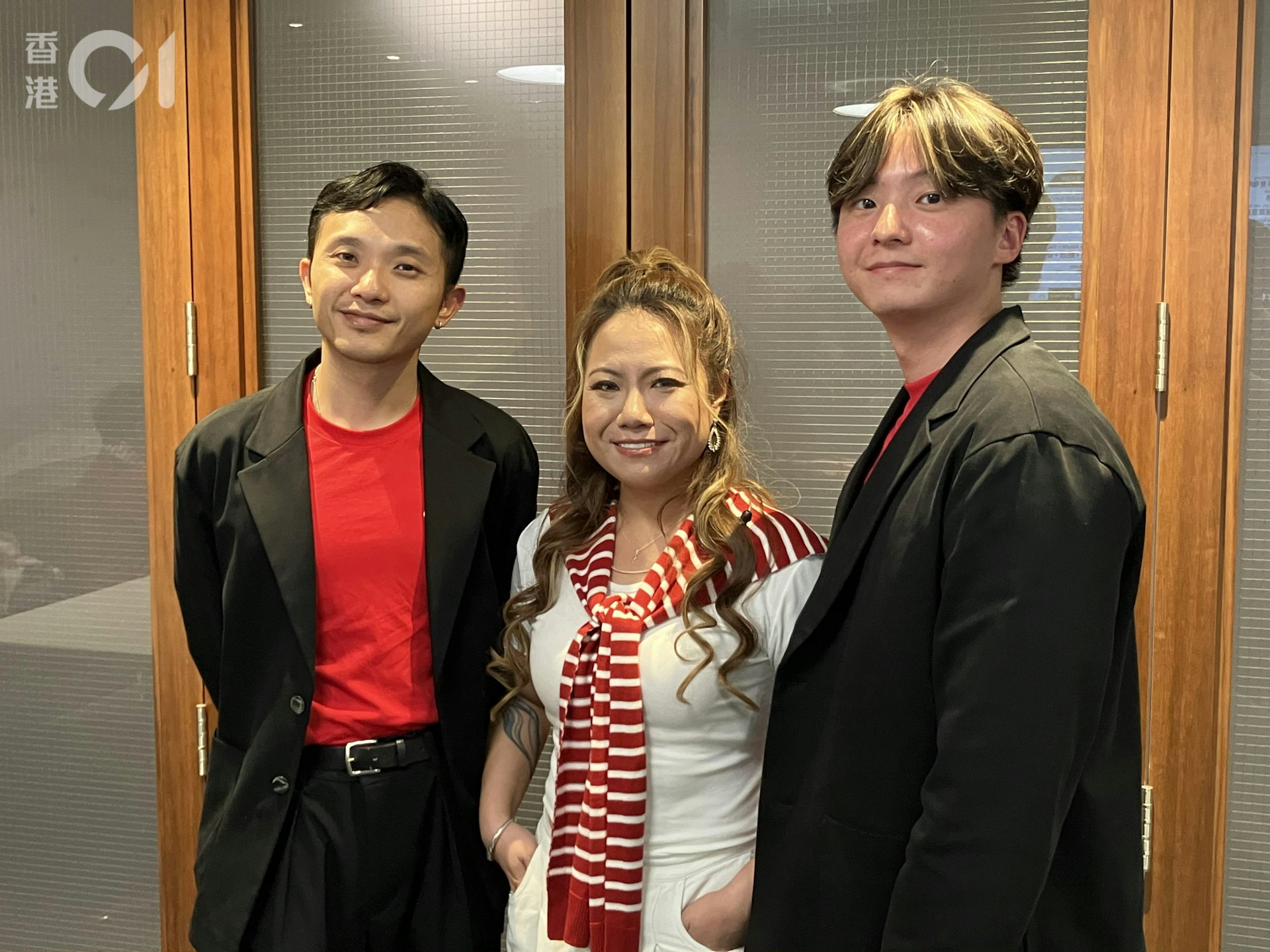 Busking樂隊The Flame今日(28/04)於中環滙豐總行公共空間busking表演。(林迅景 攝) Busking樂隊The Flame今日(28/04)於中環滙豐總行公共空間busking表演。(林迅景 攝)