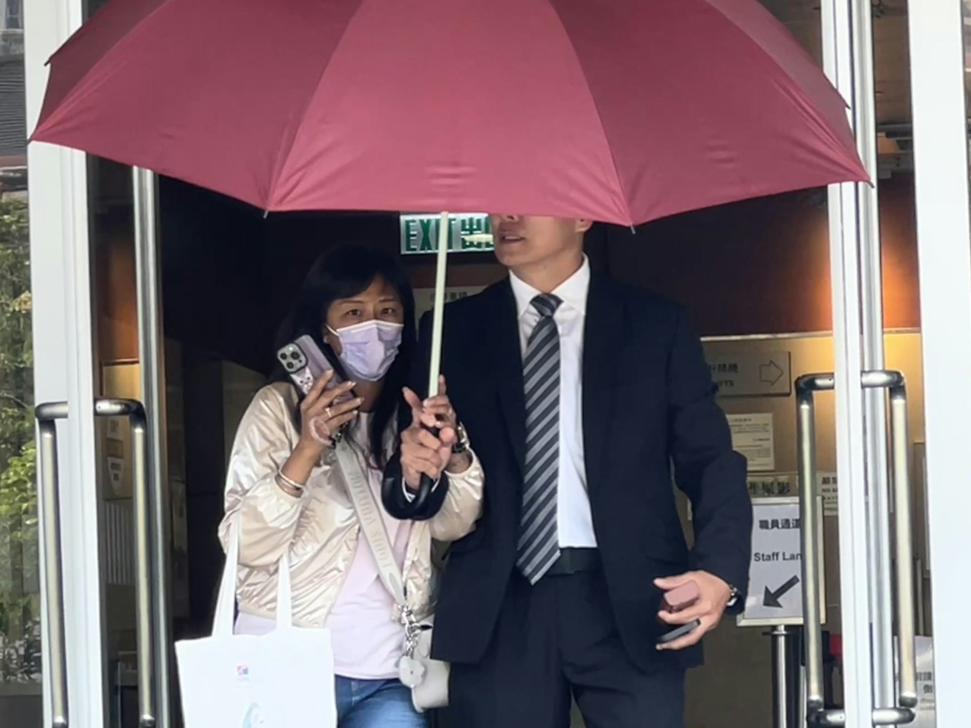 被告謝諾賢(圖右)。(陳蓉攝) 被告謝諾賢(圖右)。(陳蓉攝)