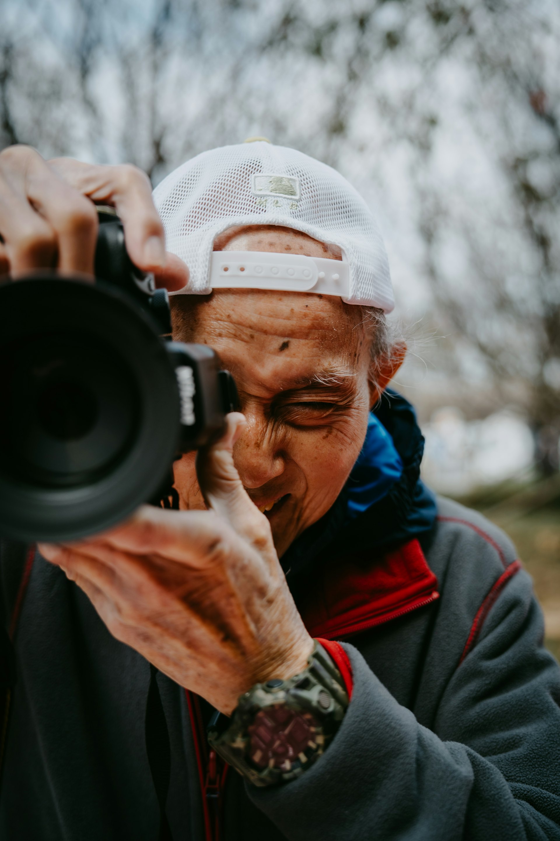86歲的癌症患者乾生,即使體力下降,仍不減他對攝影的熱情。(聖雅各福群會提供相片) 86歲的癌症患者乾生,即使體力下降,仍不減他對攝影的熱情。(聖雅各福群會提供相片)
