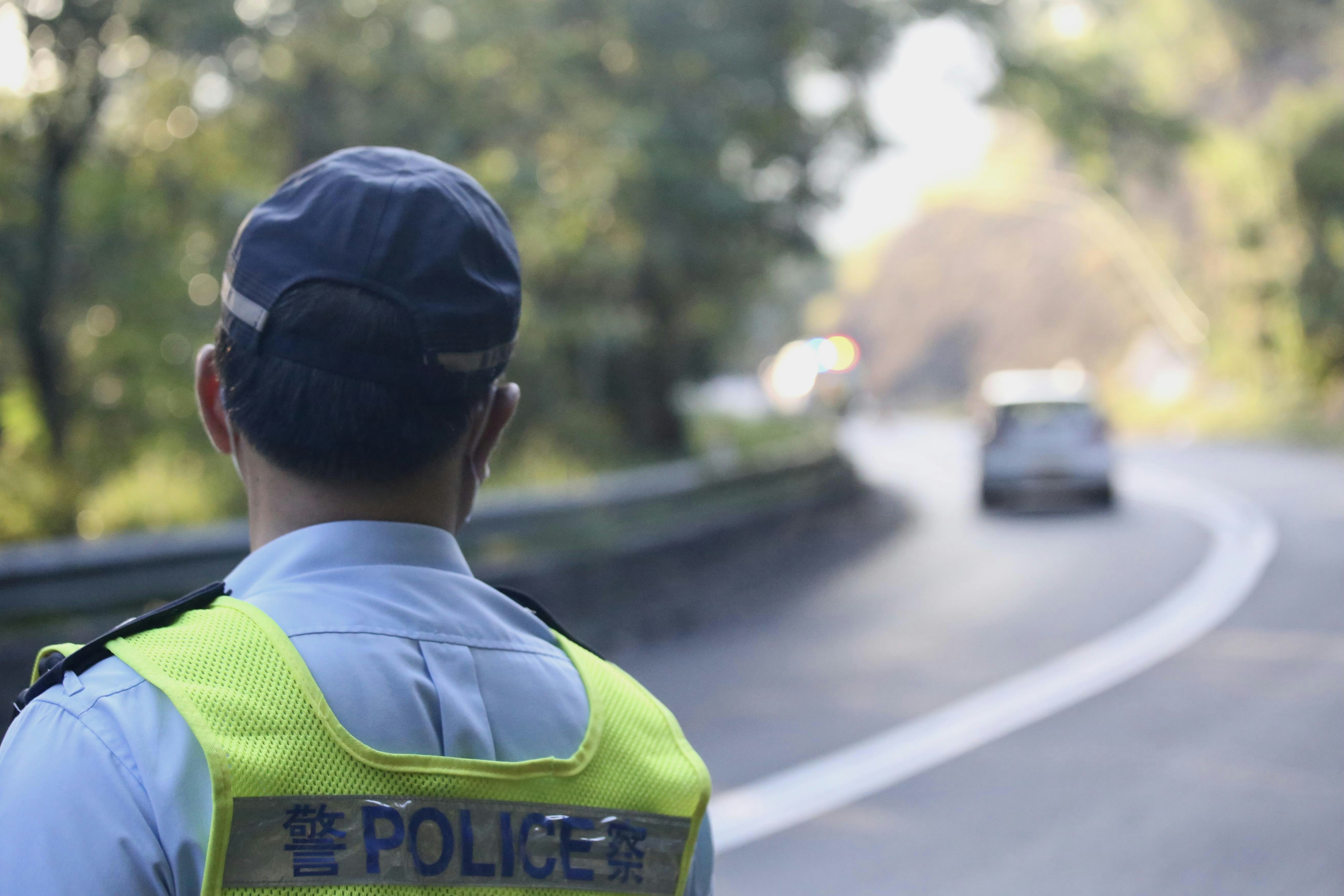 交通警設路障截查可疑車輛。（資料圖片）