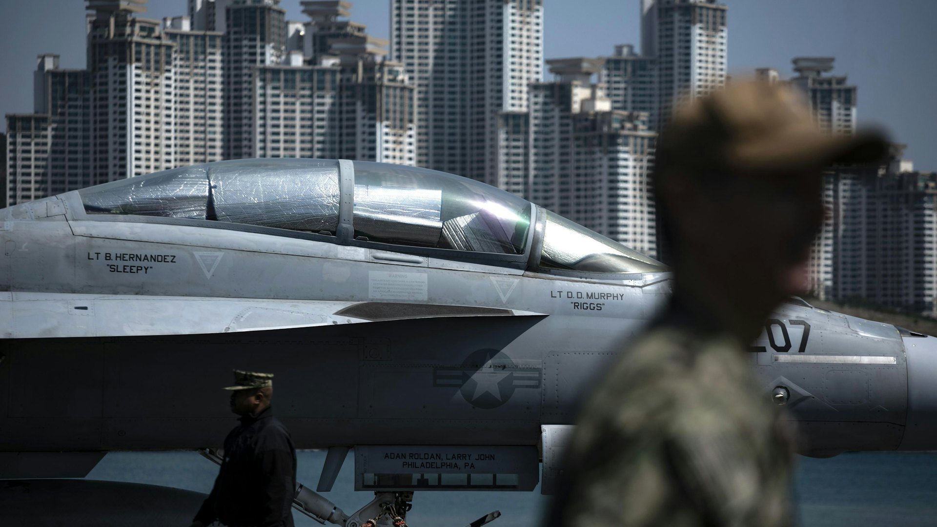 美國海軍稱一戰機意外從航空母艦上墜海沉沒 疑受襲突然移動所致 美國海軍稱一戰機意外從航空母艦上墜海沉沒 疑受襲突然移動所致