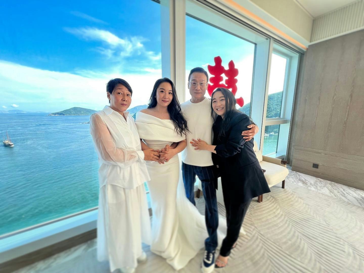 梁家輝與太太江嘉年，婚後育有一對孖女梁穎晨（Chloe）及細女 梁靜曦（Nikkie）。（IG：@nikkiechleung）