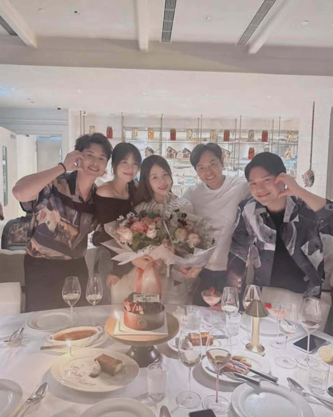 郭晉安與莊子璇及友人慶生。（IG@onjai109）