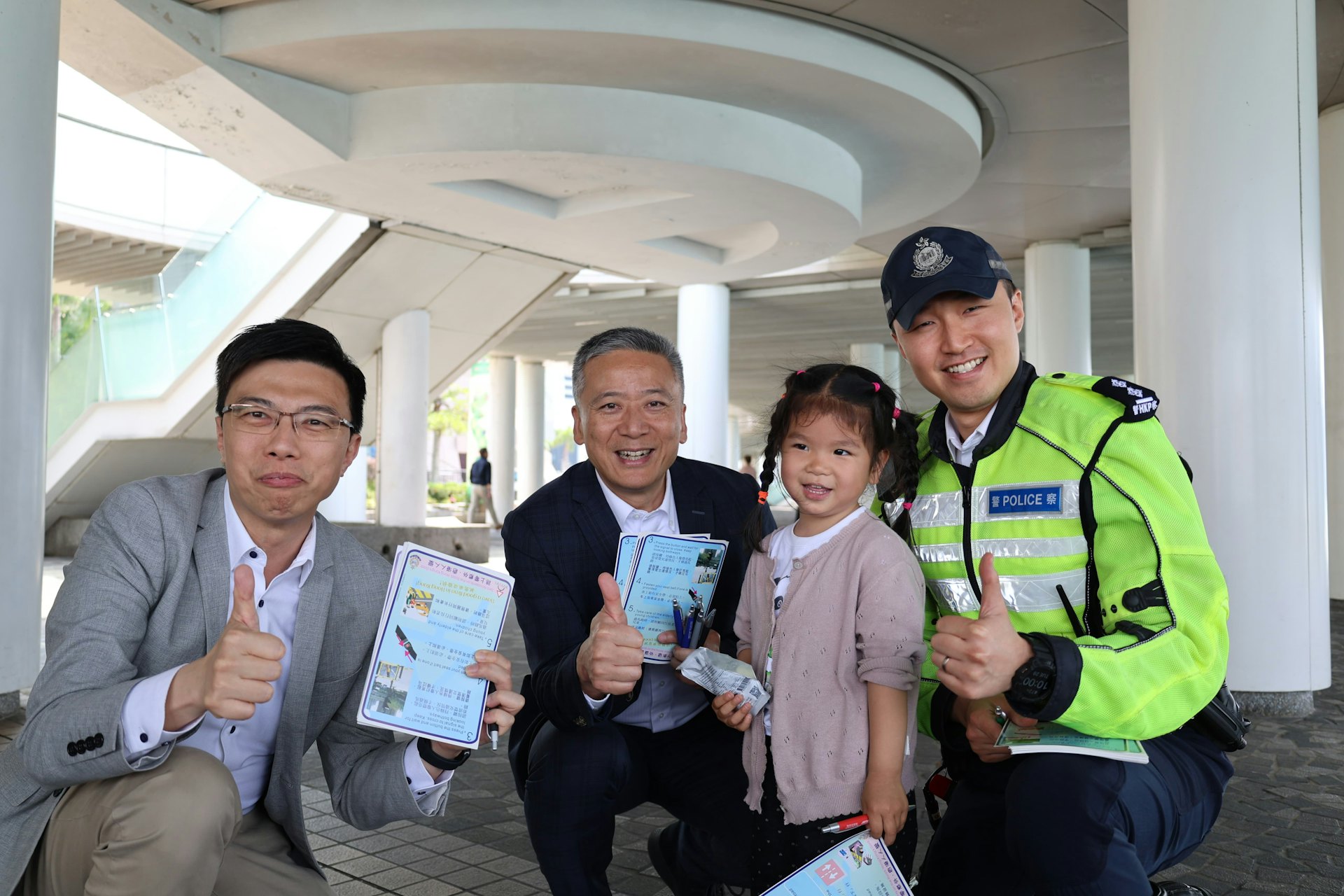 警方聯同旅遊業界五一黃金周前宣傳,向旅客講解道路安全及打擊黑的。(警方圖片) 警方聯同旅遊業界五一黃金周前宣傳,向旅客講解道路安全及打擊黑的。(警方圖片)