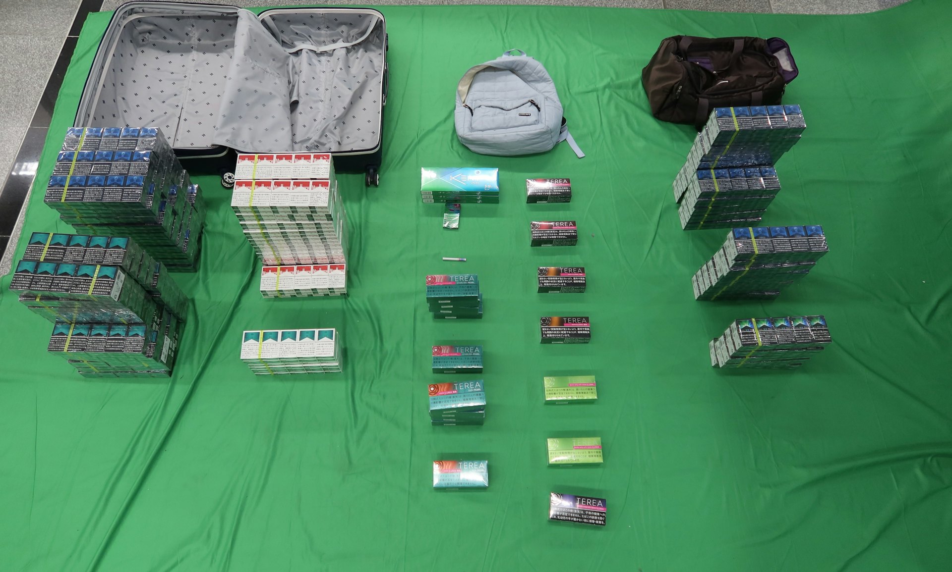 4名抵港旅客行李中,分別藏有未完稅香煙及另類吸煙產品。(海關提供) 4名抵港旅客行李中,分別藏有未完稅香煙及另類吸煙產品。(海關提供)