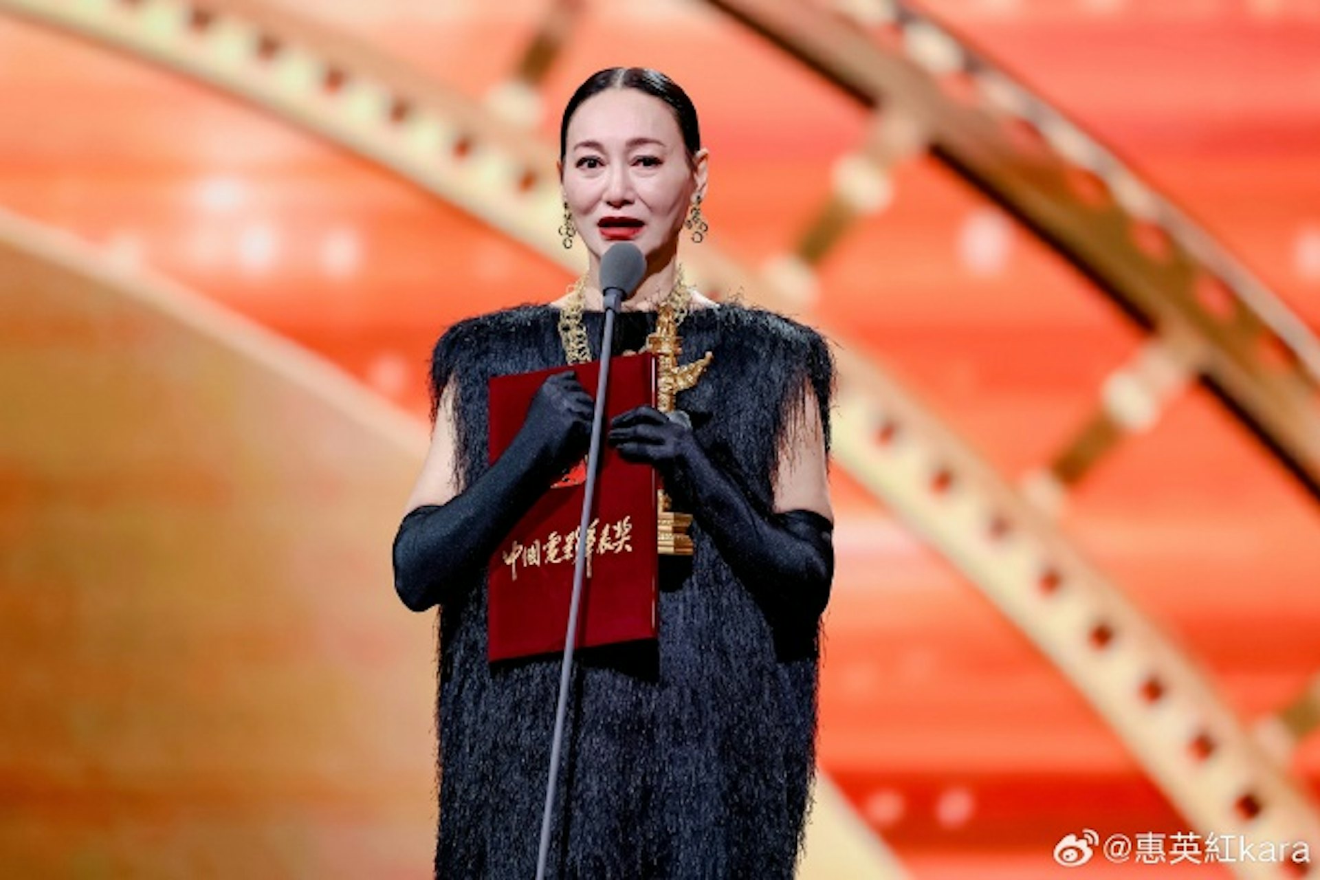 惠英紅成首位奪得華表獎優秀女演員獎的香港女演員。(惠英紅微博圖片) 惠英紅成首位奪得華表獎優秀女演員獎的香港女演員。(惠英紅微博圖片)
