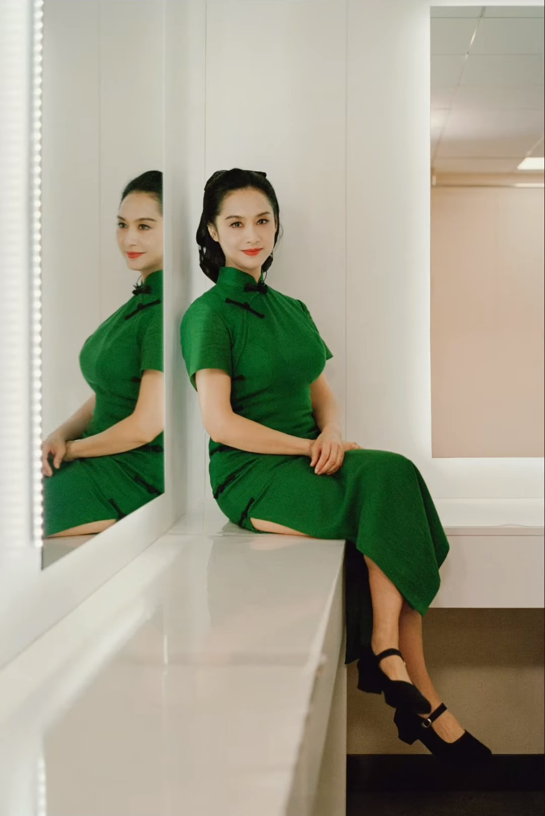 朱茵在沒有濾鏡修圖的菲林相中，不論樣貌與身型均不輸最多產的巔峰時期！（笙笙IG影片截圖）