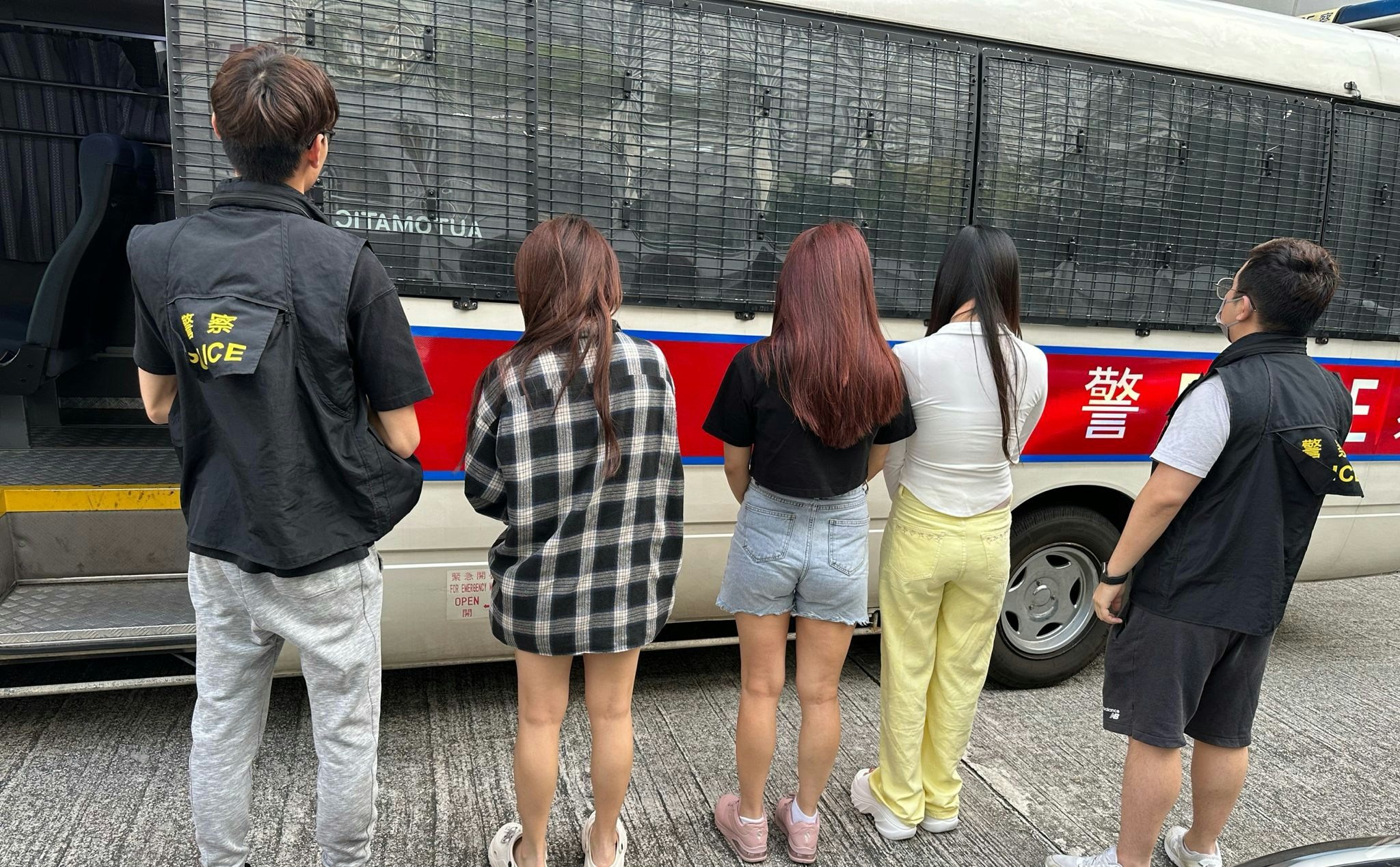 警方在荃灣沙咀道一單位，搗破一個懷疑賣淫場所，拘捕4名本地女子，圖為其中3名被捕人。（警方提供）
