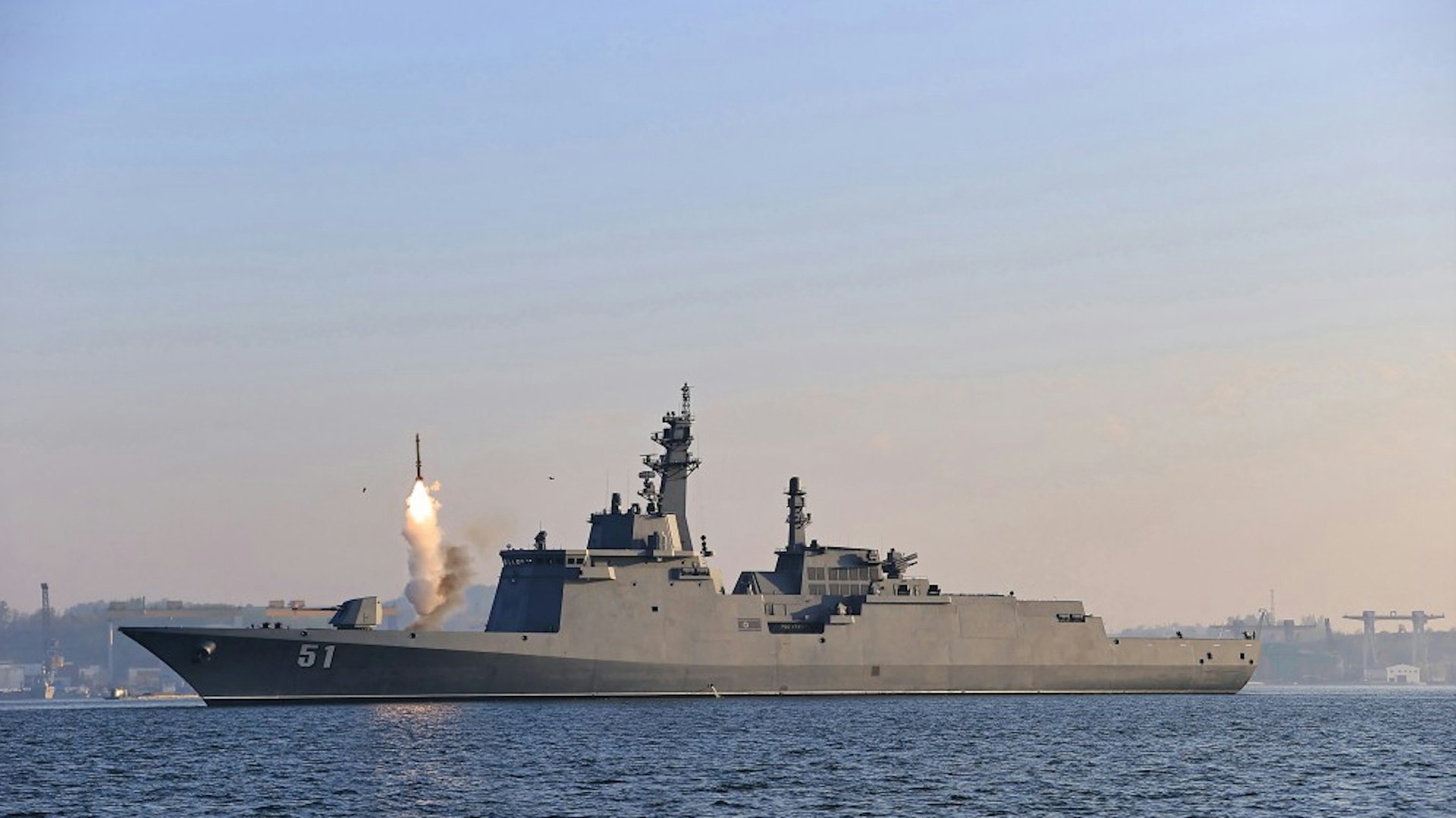 朝鮮領導人金正恩4月28日觀摩新型多用途驅逐艦「崔賢」號的首次武器試射,並指示有關部門加速推進「海軍核武裝化」。(朝中社) 朝鮮領導人金正恩4月28日觀摩新型多用途驅逐艦「崔賢」號的首次武器試射,並指示有關部門加速推進「海軍核武裝化」。(朝中社)