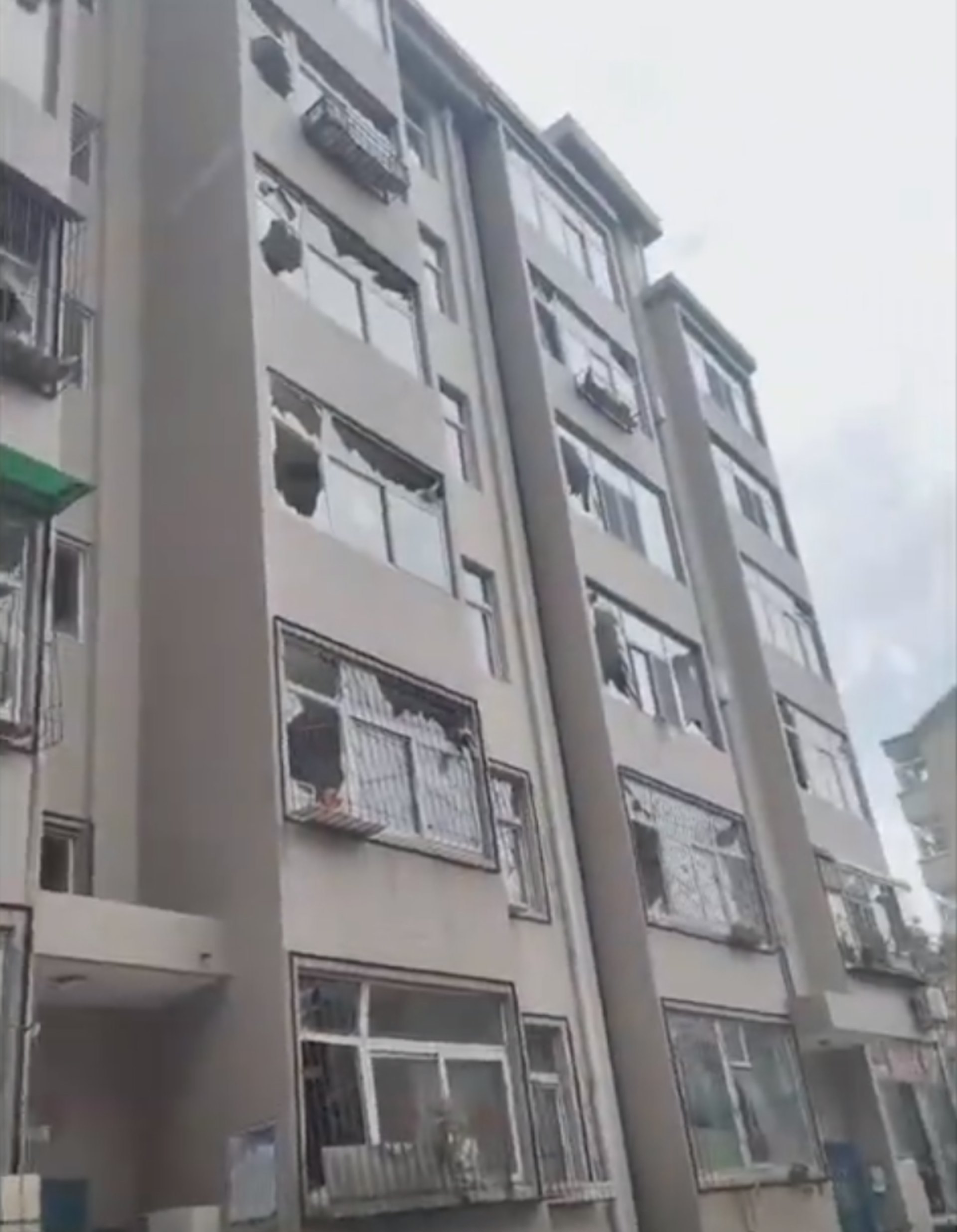 周邊建築物玻璃被震碎。 周邊建築物玻璃被震碎。