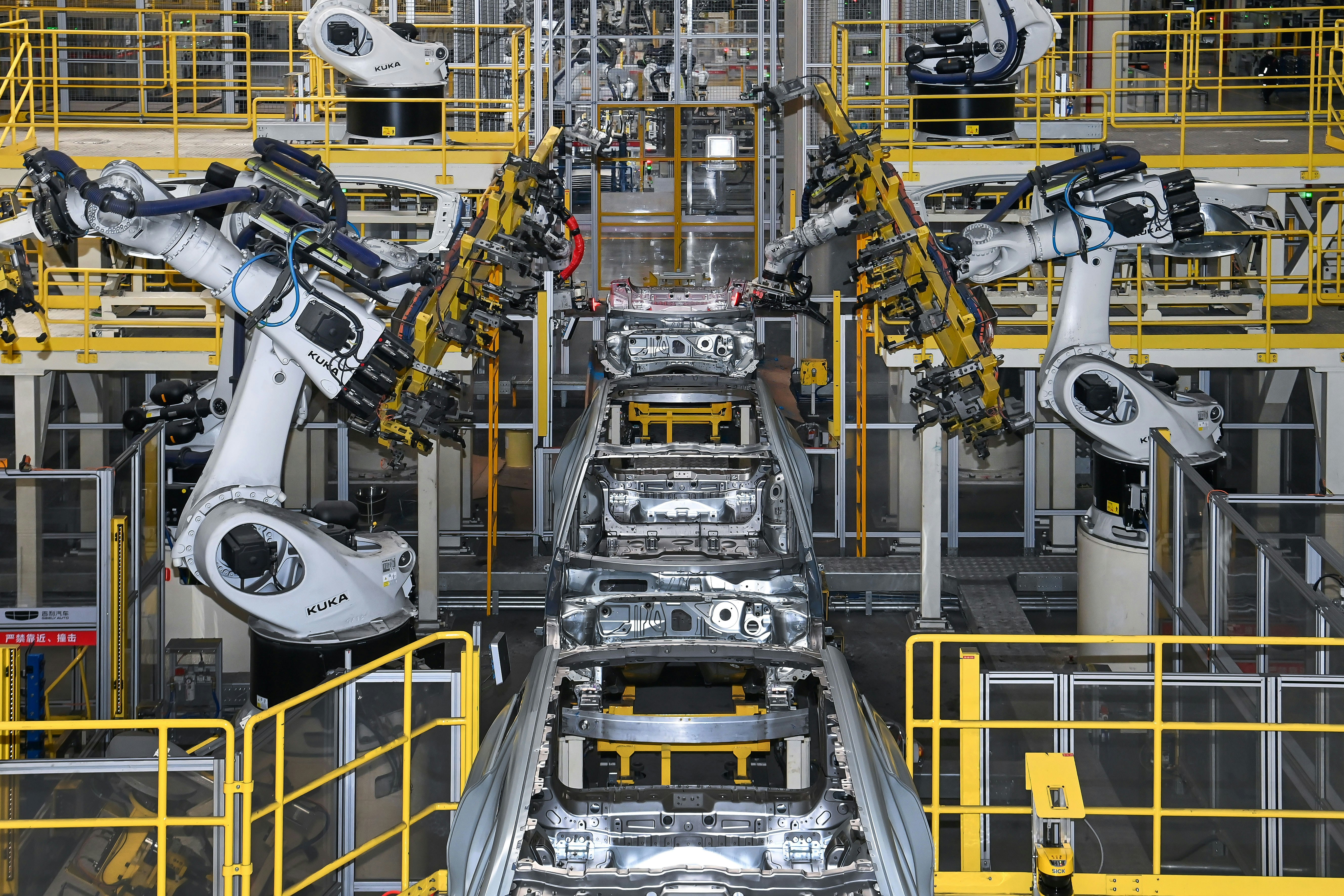 An automated welding line is photographed at the welding plant of Geely Automobile's Baoji manufacturing base in Shaanxi Province. (Xinhua)