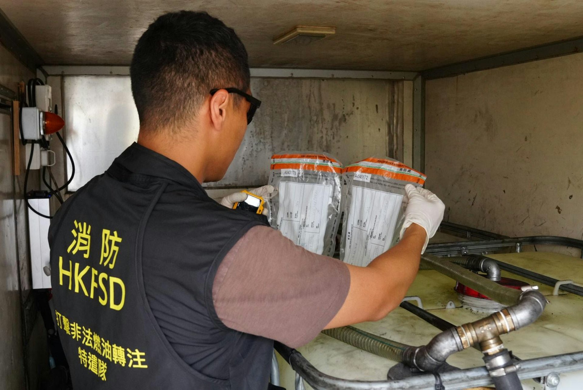 消防處於青衣航運路搗破一個非法加油站,檢獲約1,500公升柴油,市值約4萬元。(消防處提供) 消防處於青衣航運路搗破一個非法加油站,檢獲約1,500公升柴油,市值約4萬元。(消防處提供)