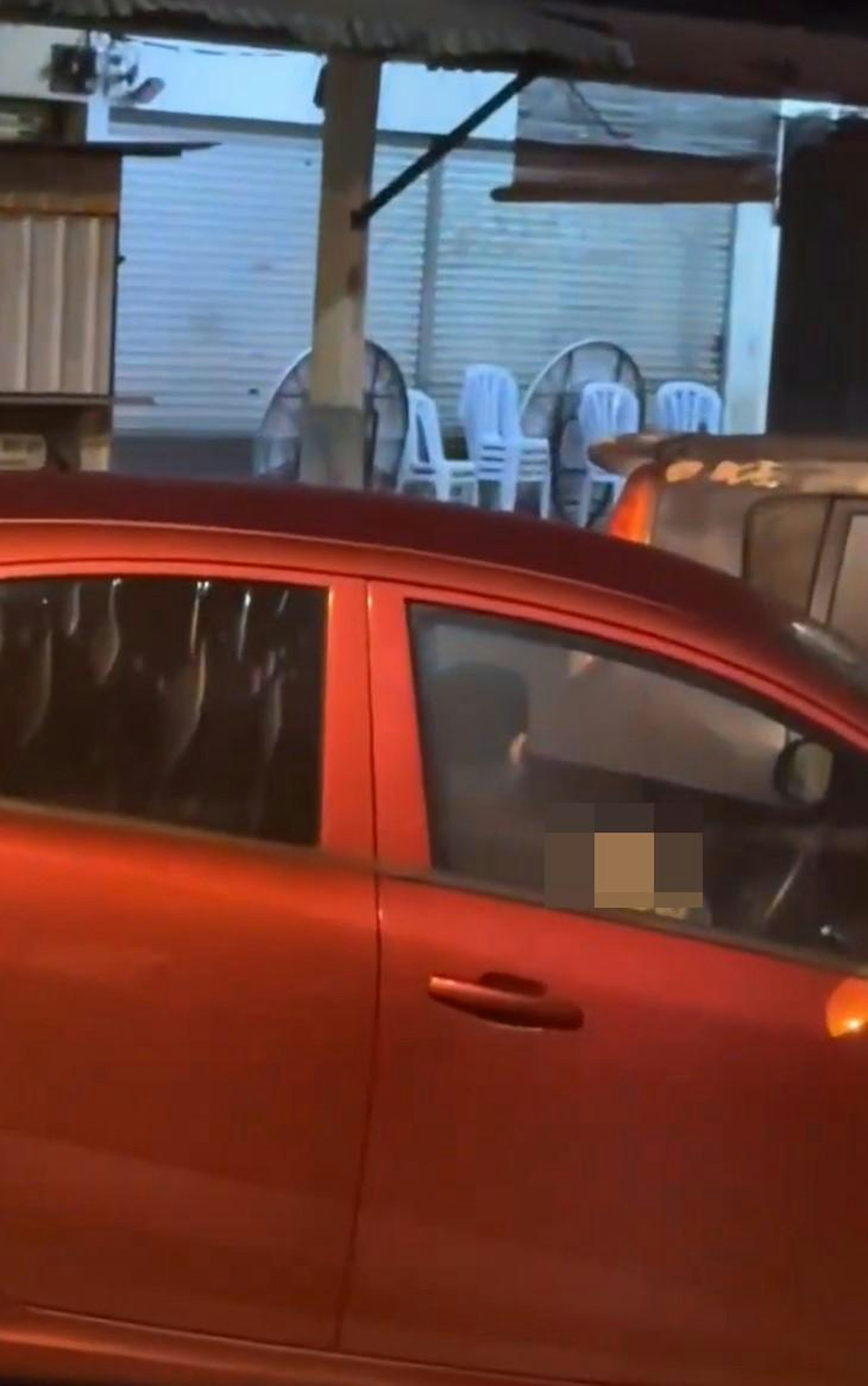 當時正值深夜,1輛紅色寶騰私家車泊在民居路邊,車內1對男女靠得極近,女子疑似彎腰為男子口交。(網上影片截圖) 當時正值深夜,1輛紅色寶騰私家車泊在民居路邊,車內1對男女靠得極近,女子疑似彎腰為男子口交。(網上影片截圖)