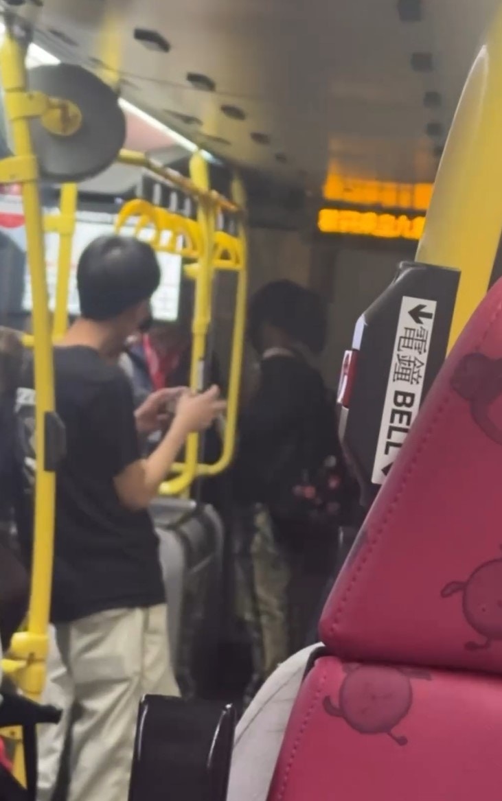 女生和車長站在車頭位置。（Threads影片截圖）