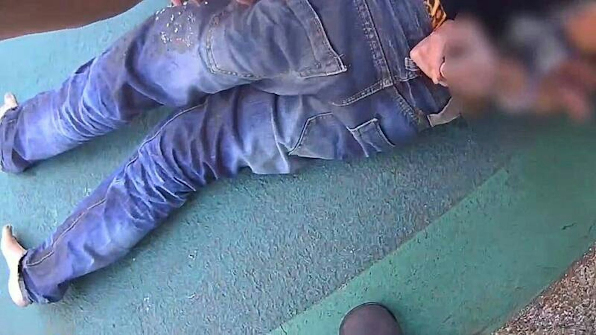 謝男被制伏在地上,雙手遭反鎖。(網上圖片) 謝男被制伏在地上,雙手遭反鎖。(網上圖片)