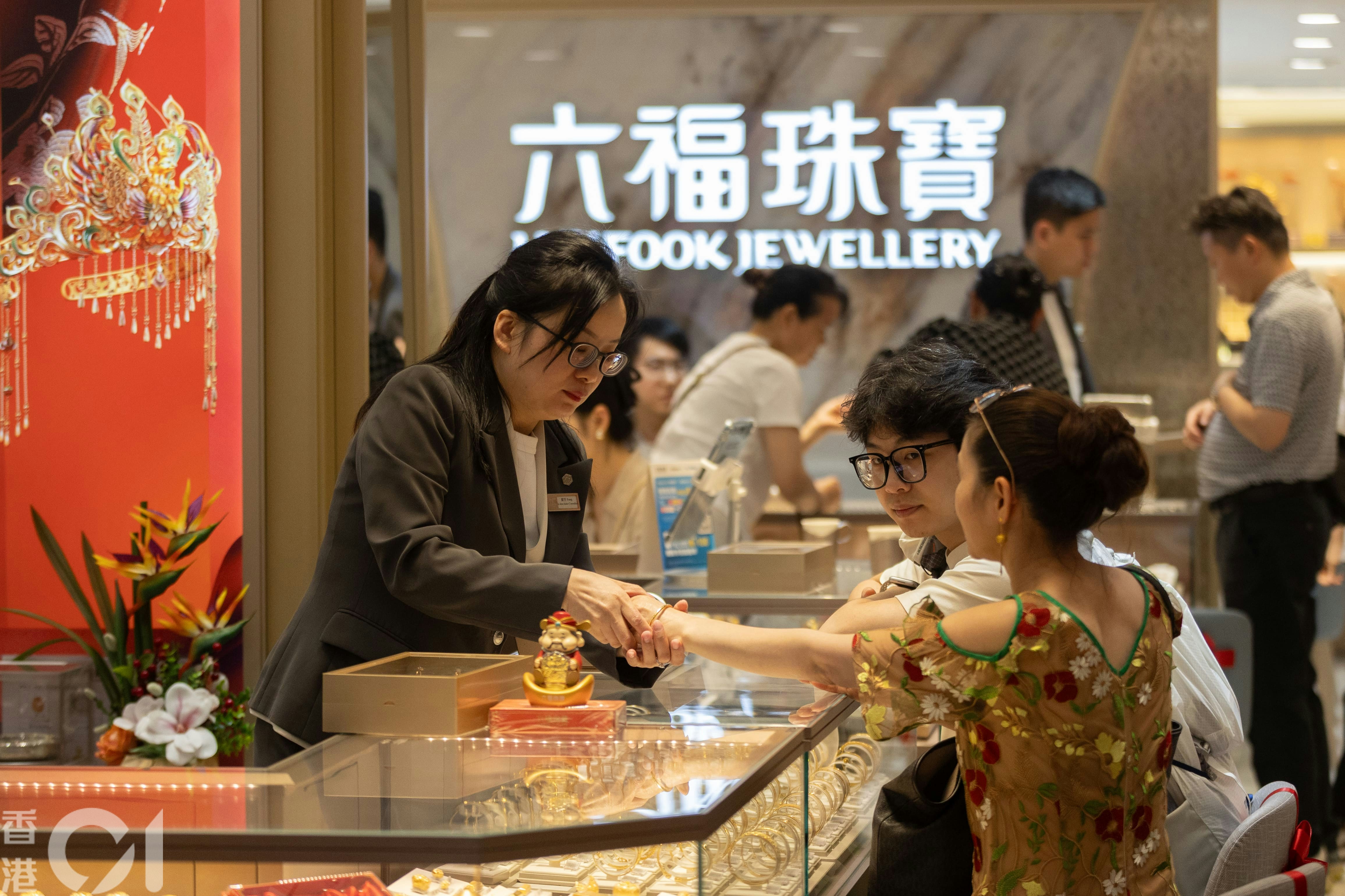 五一｜黃金周遇金價升旺角金舖人流旺內地客在港買金有三原因