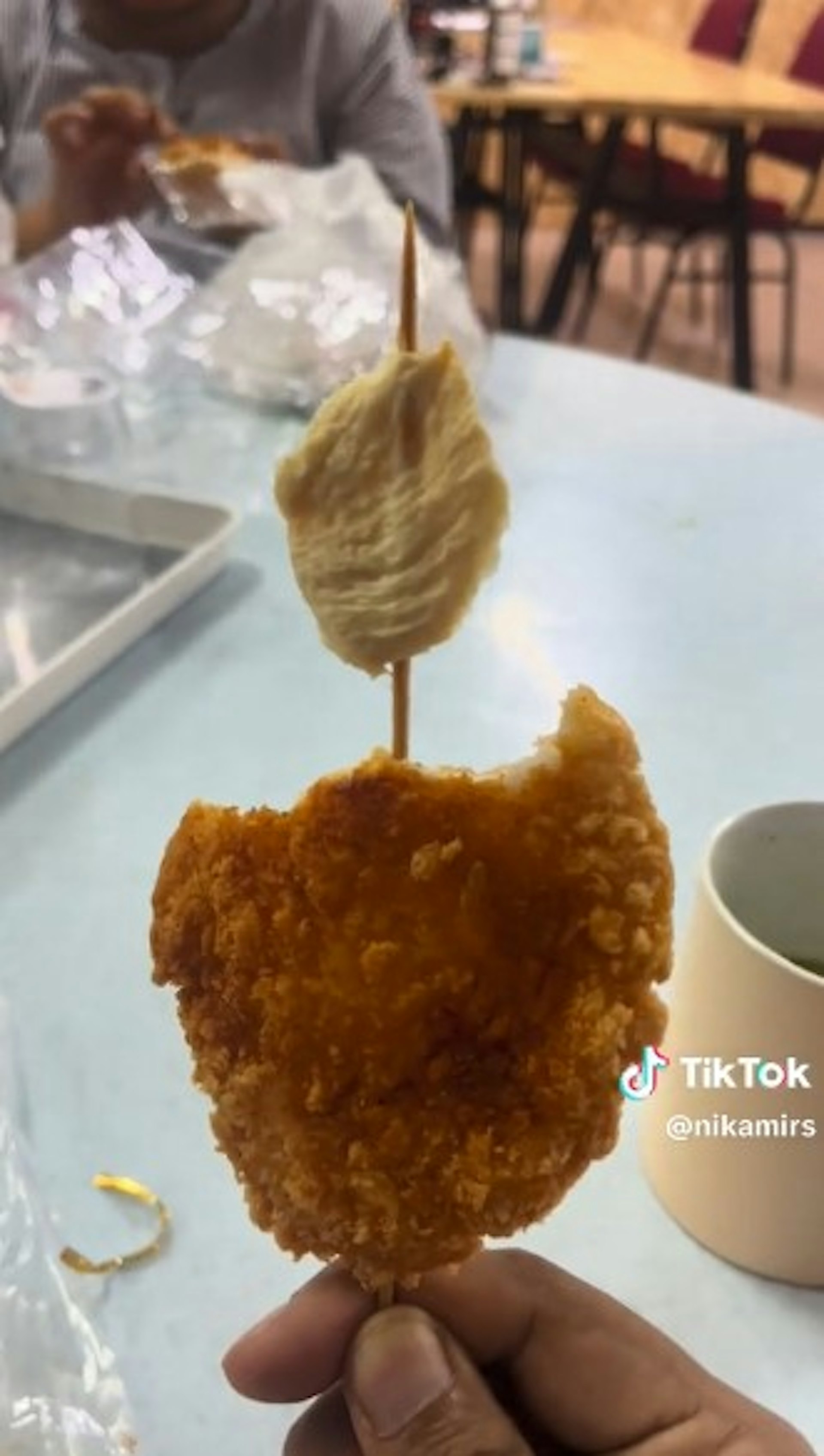 馬來西亞有男子光顧路邊攤買炸雞扒,但裏頭雞肉只有小小一塊,拍片分享自己受騙。(TikTok影片截圖) 馬來西亞有男子光顧路邊攤買炸雞扒,但裏頭雞肉只有小小一塊,拍片分享自己受騙。(TikTok影片截圖)