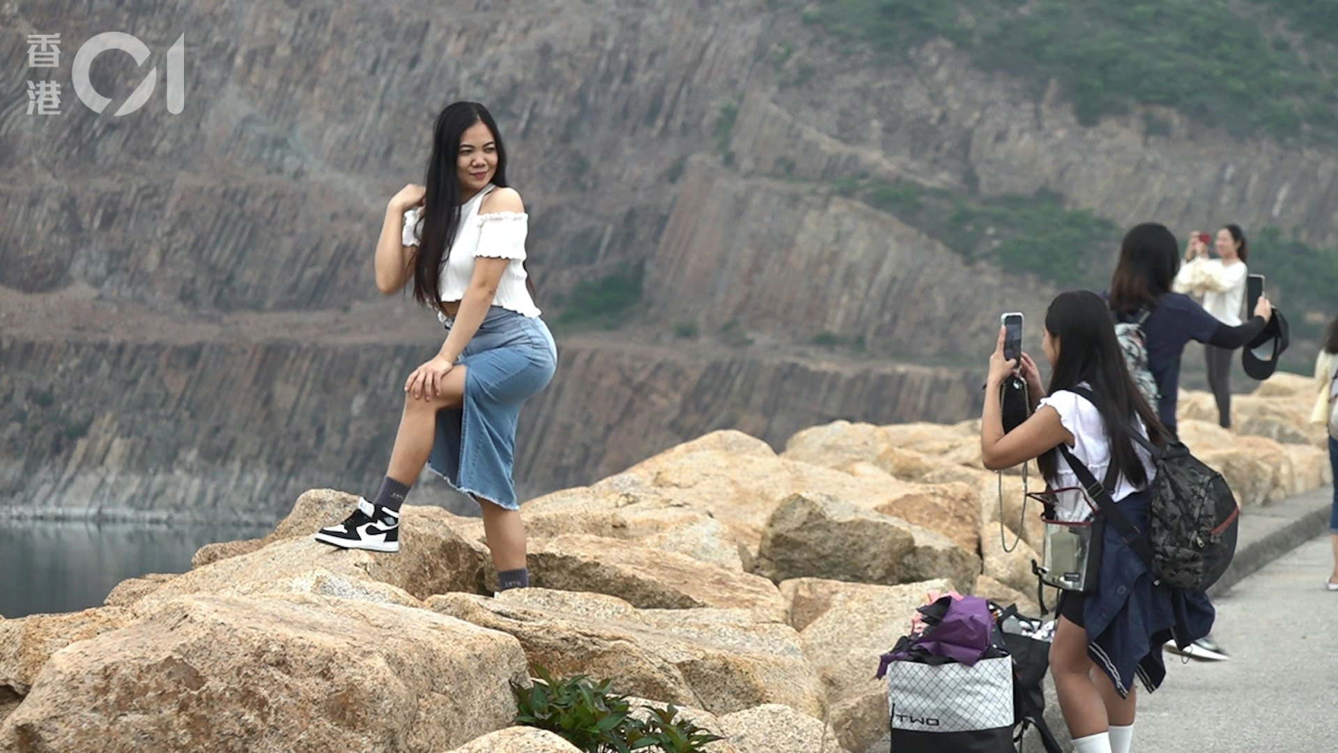 圖為2025年5月1日,有旅客站上石堆擺甫士拍照打卡。(何頴賢攝) 圖為2025年5月1日,有旅客站上石堆擺甫士拍照打卡。(何頴賢攝)