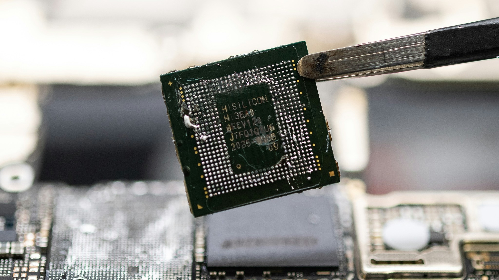 中國製造2025｜西方封殺下生產高端晶片道阻且長　5G產業領導全球