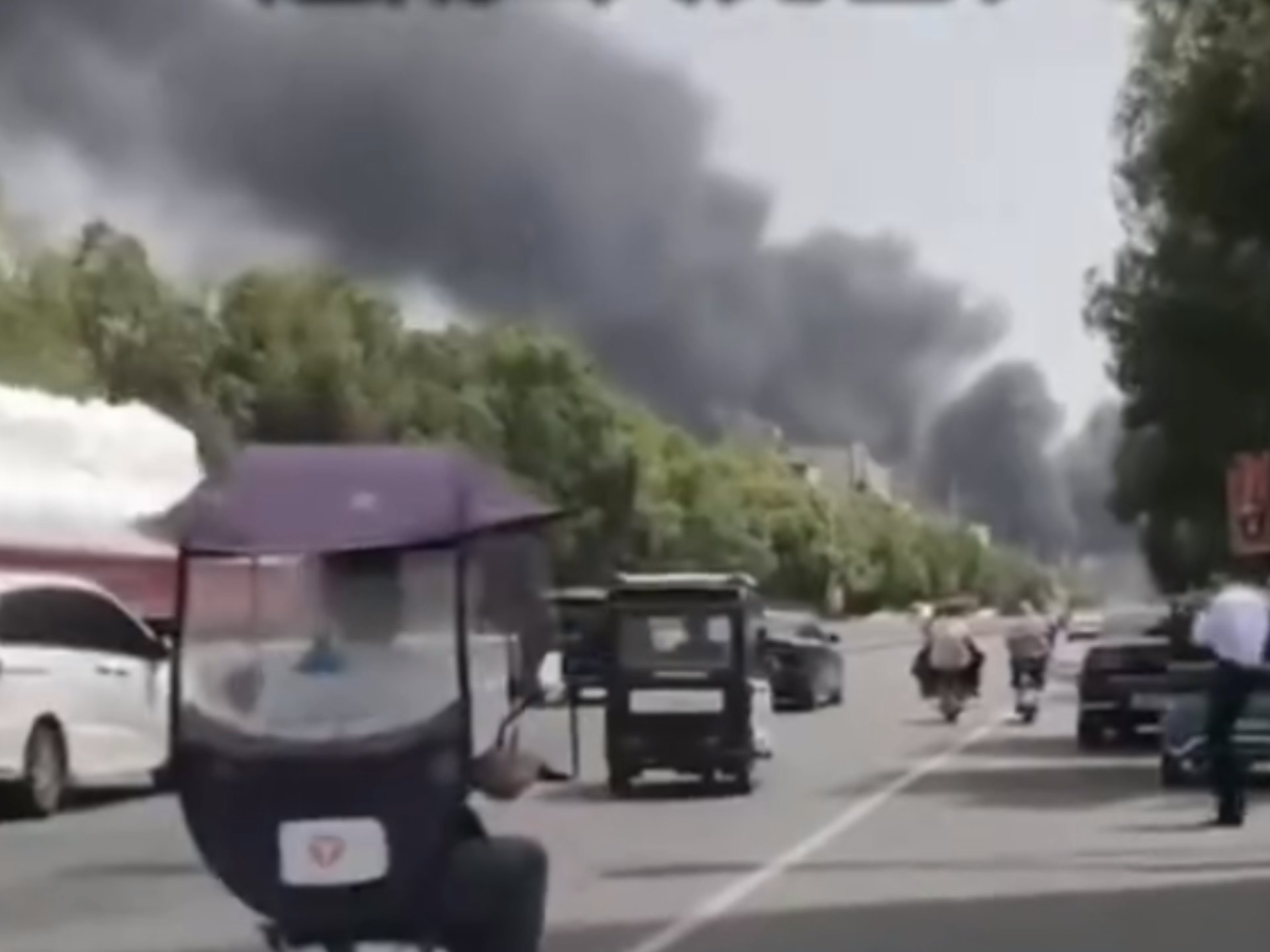河南漯河市一間生技公司於4月30日發生蒸餾釜爆炸事故,附近馬路都出現濃煙。(影片截圖) 河南漯河市一間生技公司於4月30日發生蒸餾釜爆炸事故,附近馬路都出現濃煙。(影片截圖)