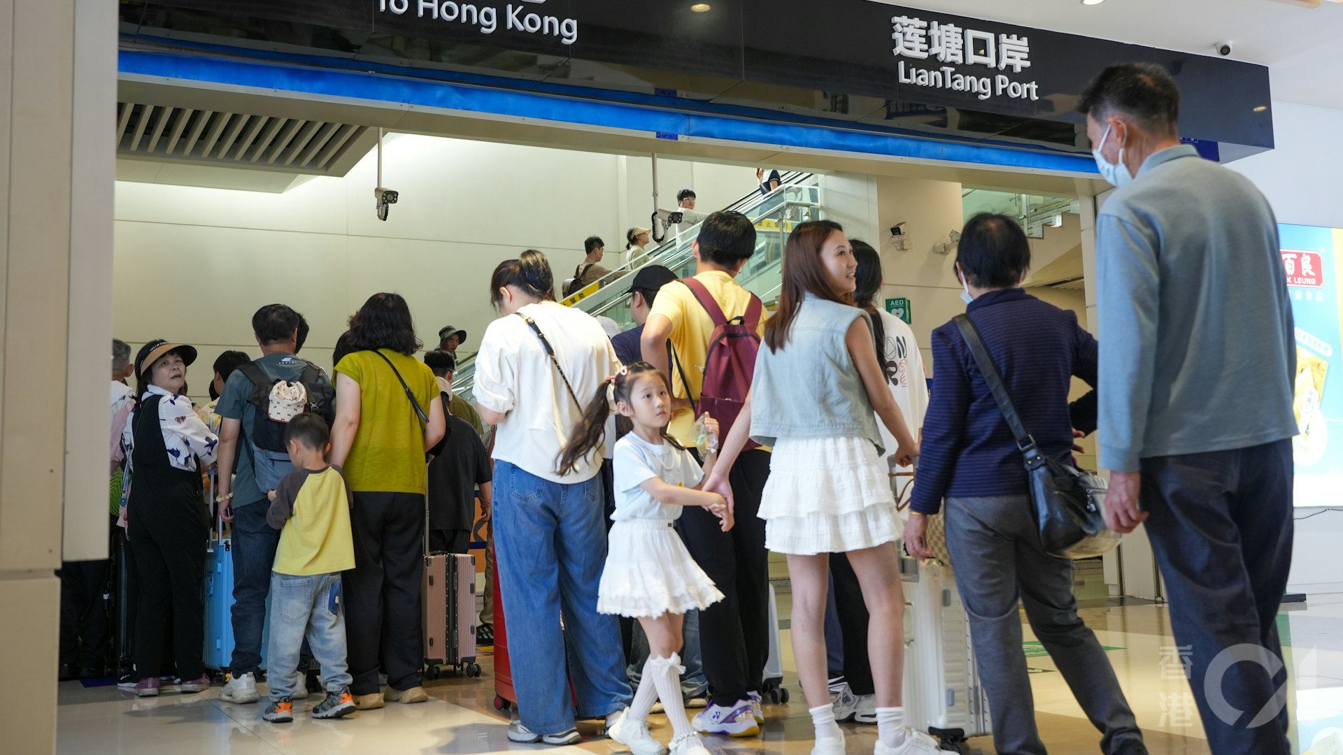 蓮塘口岸人流超估算 去年日均人次近6.3萬超一倍多 假日近8.4萬 蓮塘口岸人流超估算 去年日均人次近6.3萬超一倍多 假日近8.4萬