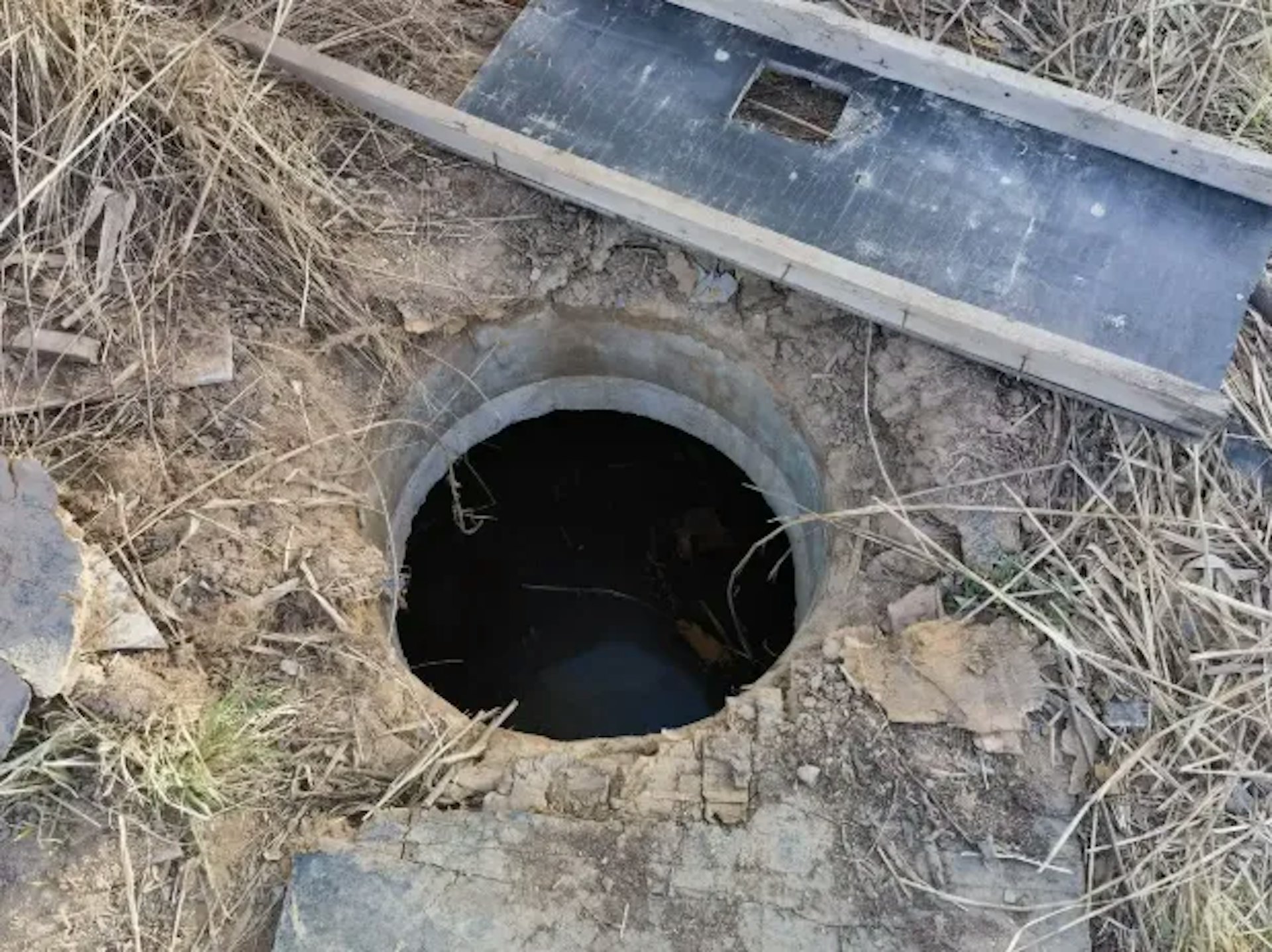 女大生為撿手機不慎掉進化糞池溺斃。(微博截圖)