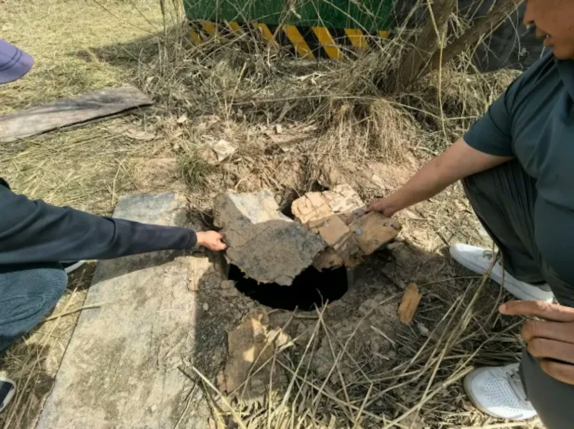 據悉,小賀溺斃處為旱廁的化糞池,有2米多深,井口只蓋着一層約2厘米厚的朽壞竹膠板。(微博截圖)