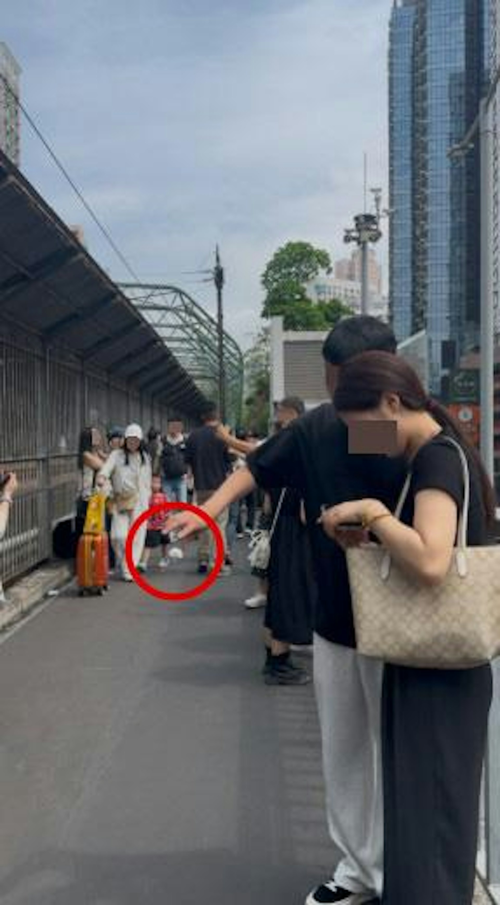 疑似內地旅客於旺角天橋亂拋垃圾,直擊港女遂於網上公審,批對方沒有公德心。(threads圖片) 疑似內地旅客於旺角天橋亂拋垃圾,直擊港女遂於網上公審,批對方沒有公德心。(threads圖片)
