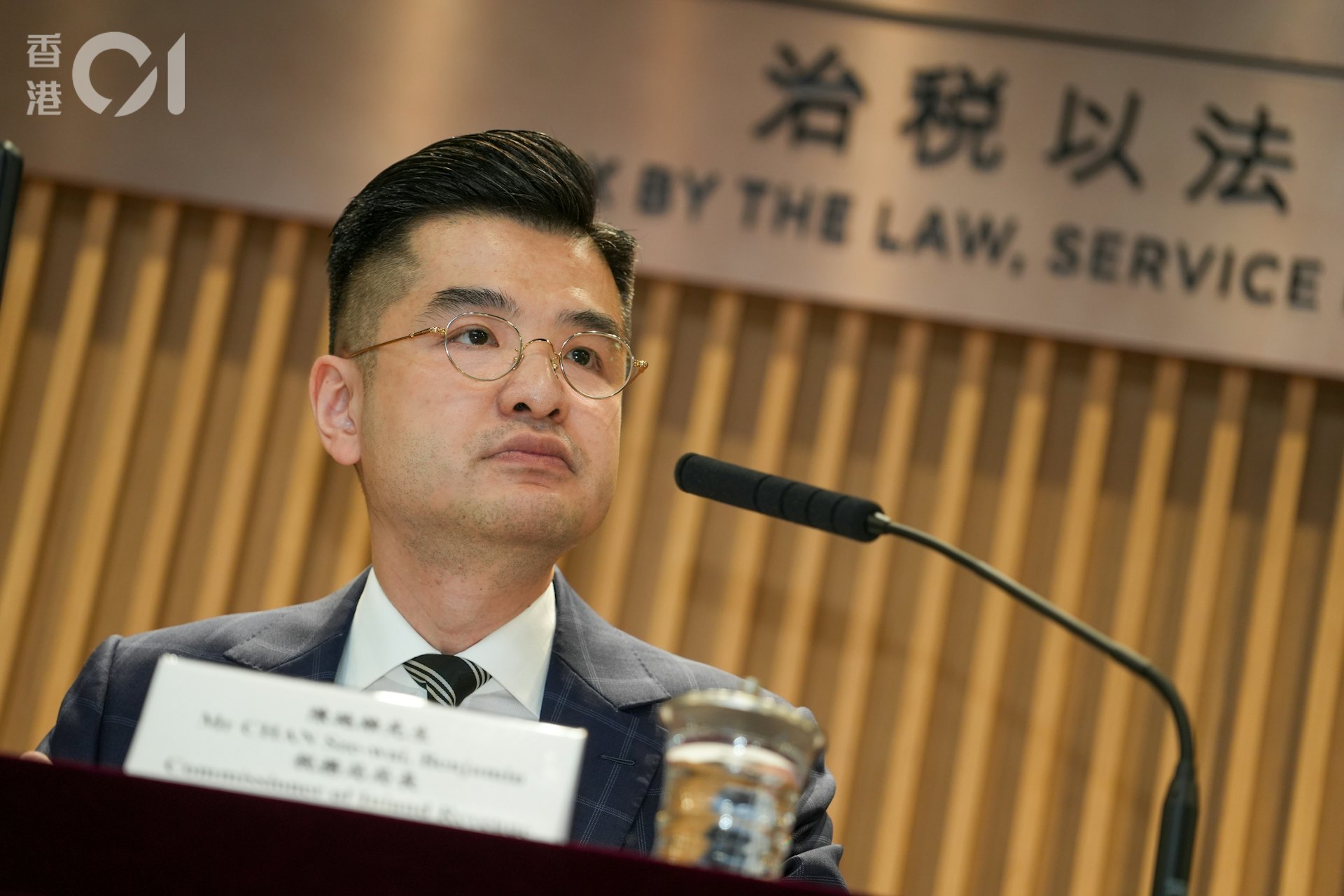 稅務局局長陳施維今日公布向納稅人發出266萬份個別人士報稅表,包括約79萬份電子報稅表及約187萬份紙本報稅表。(黃浩謙攝) 稅務局局長陳施維今日公布向納稅人發出266萬份個別人士報稅表,包括約79萬份電子報稅表及約187萬份紙本報稅表。(黃浩謙攝)