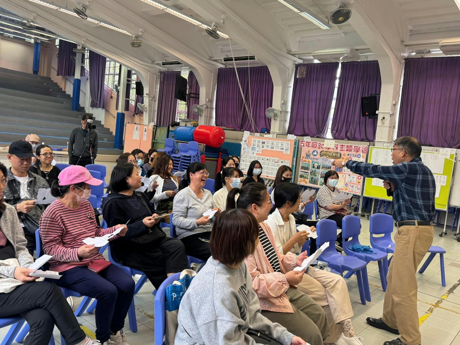 筆者學校舉辦家長講座，邀請專業人士講解家長與孩子有效的溝通技巧。（校長提供）