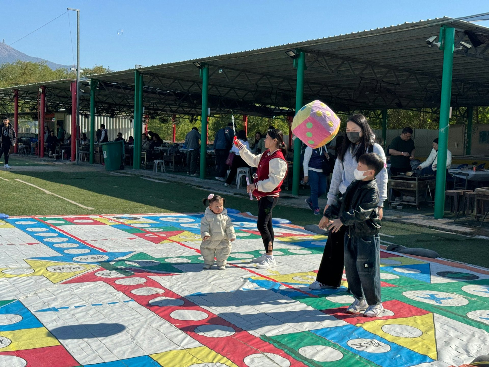 筆者學校每年舉辦親子旅行,讓家長和孩子接觸大自然,有助加強彼此的溝通。(校長提供) 筆者學校每年舉辦親子旅行,讓家長和孩子接觸大自然,有助加強彼此的溝通。(校長提供)