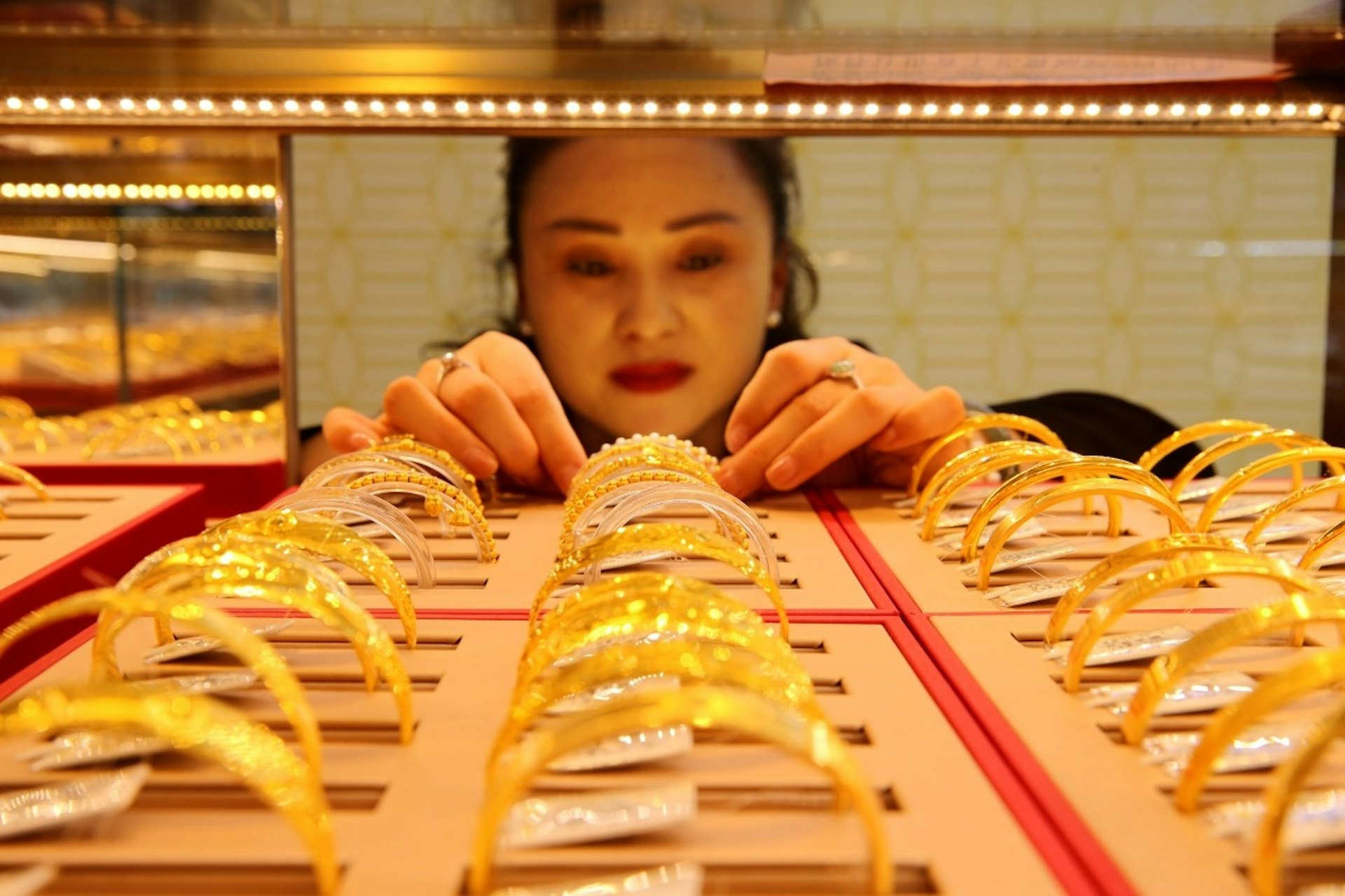 据世界黄金协会统计,在2024年,中国人黄金购买量已连续12年位居世界第一。 (视觉中国/当代中国授权)