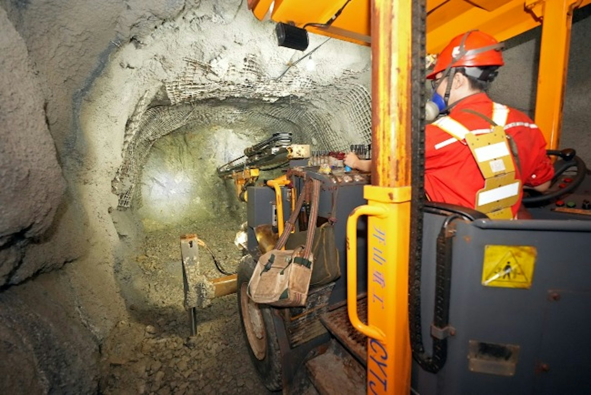 山东几十年来一直是中国黄金产量最大省份。 图为山东莱州金矿工人使用机器设备掘金。 (视觉中国)