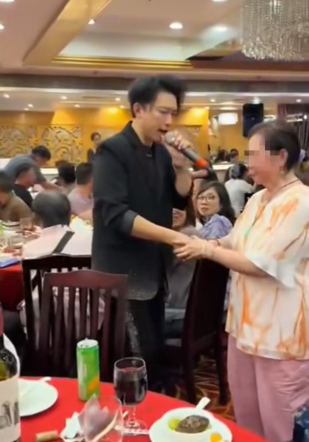 禤振華在酒樓唱歌，被阿婆塞$1000要求獻吻。（Facebook圖片）