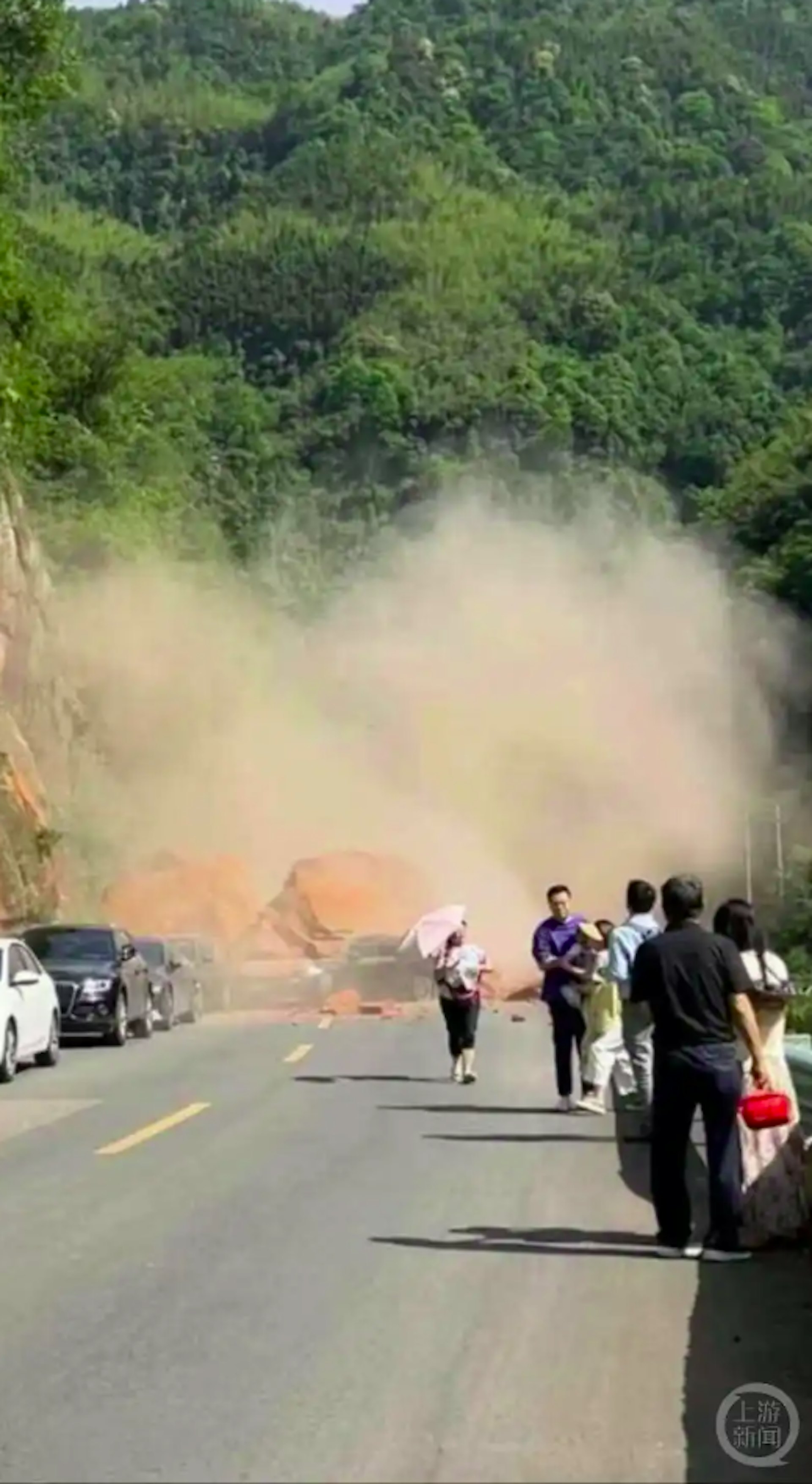 貴州赤水丹霞大瀑布附近山體塌方。(上游新聞) 貴州赤水丹霞大瀑布附近山體塌方。(上游新聞)