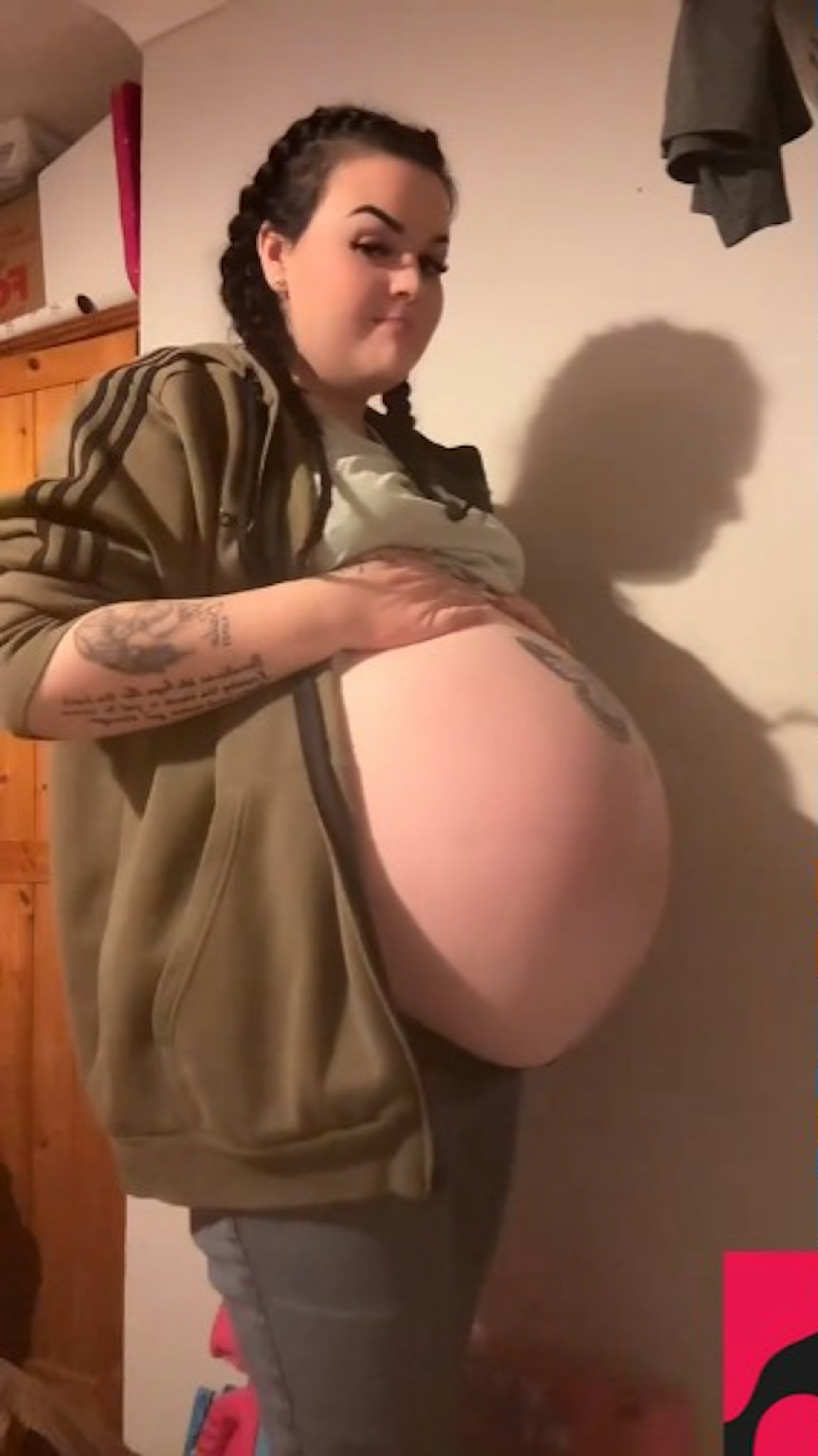 英國22歲孕婦羅倫,懷孕時的肚子大到讓人以為她懷了4胞胎。(TikTok截圖 / @laurenmylittleloves) 英國22歲孕婦羅倫,懷孕時的肚子大到讓人以為她懷了4胞胎。(TikTok截圖 / @laurenmylittleloves)