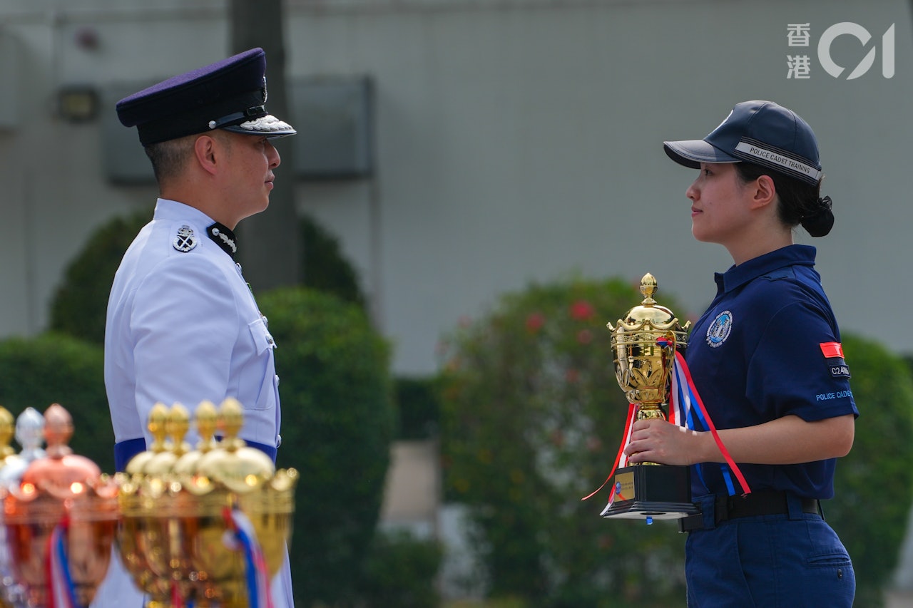 首屆「學警預備訓練課程」學員5月3日舉行結業會操。警務處處長周一鳴頒發獎杯給優異表現學員。(黃浩謙攝) 首屆「學警預備訓練課程」學員5月3日舉行結業會操。警務處處長周一鳴頒發獎杯給優異表現學員。(黃浩謙攝)