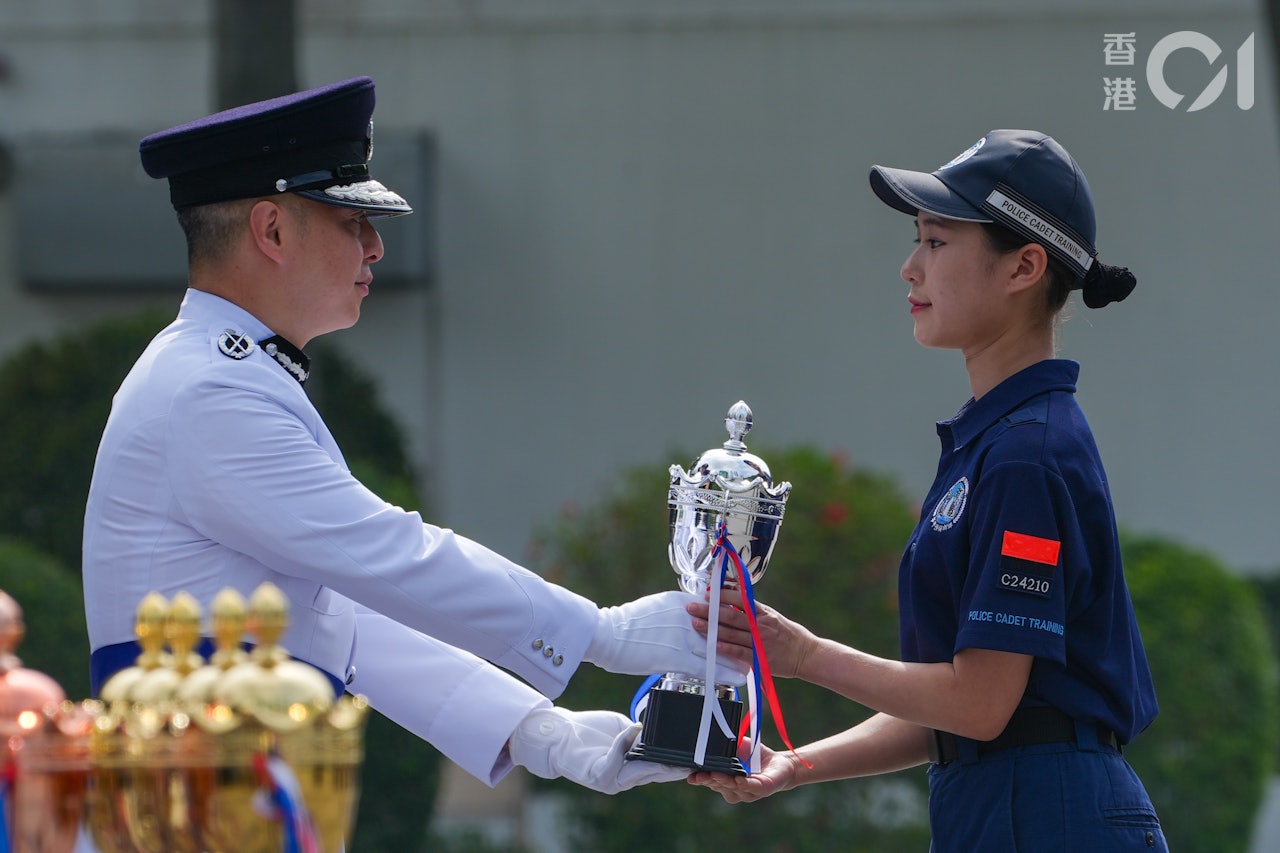 首屆「學警預備訓練課程」學員5月3日舉行結業會操。警務處處長周一鳴頒發獎杯給優異表現學員。(黃浩謙攝) 首屆「學警預備訓練課程」學員5月3日舉行結業會操。警務處處長周一鳴頒發獎杯給優異表現學員。(黃浩謙攝)