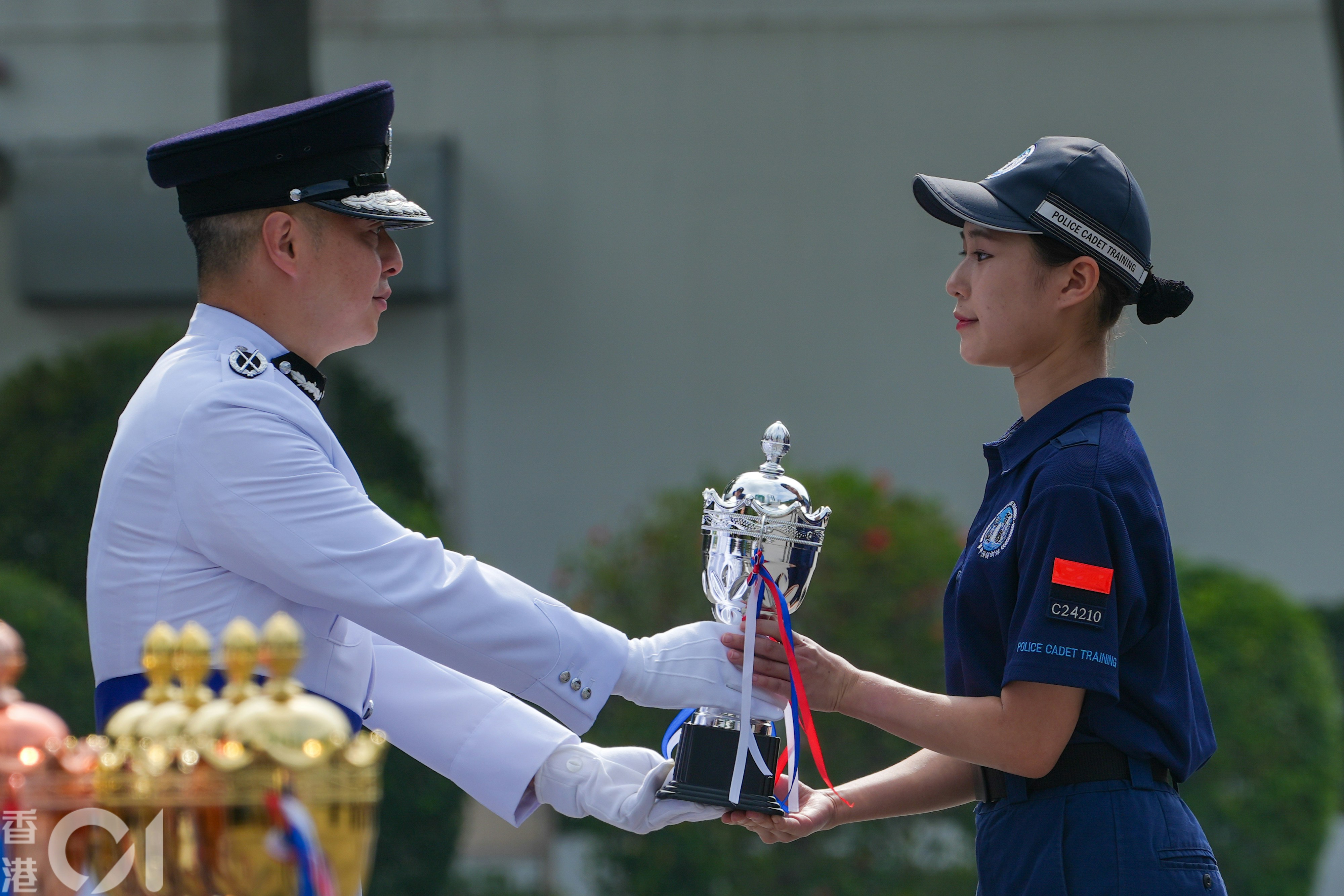 現年18歲的李雪琪（右）獲得卓越學業成績獎銀獎。（黃浩謙攝）
