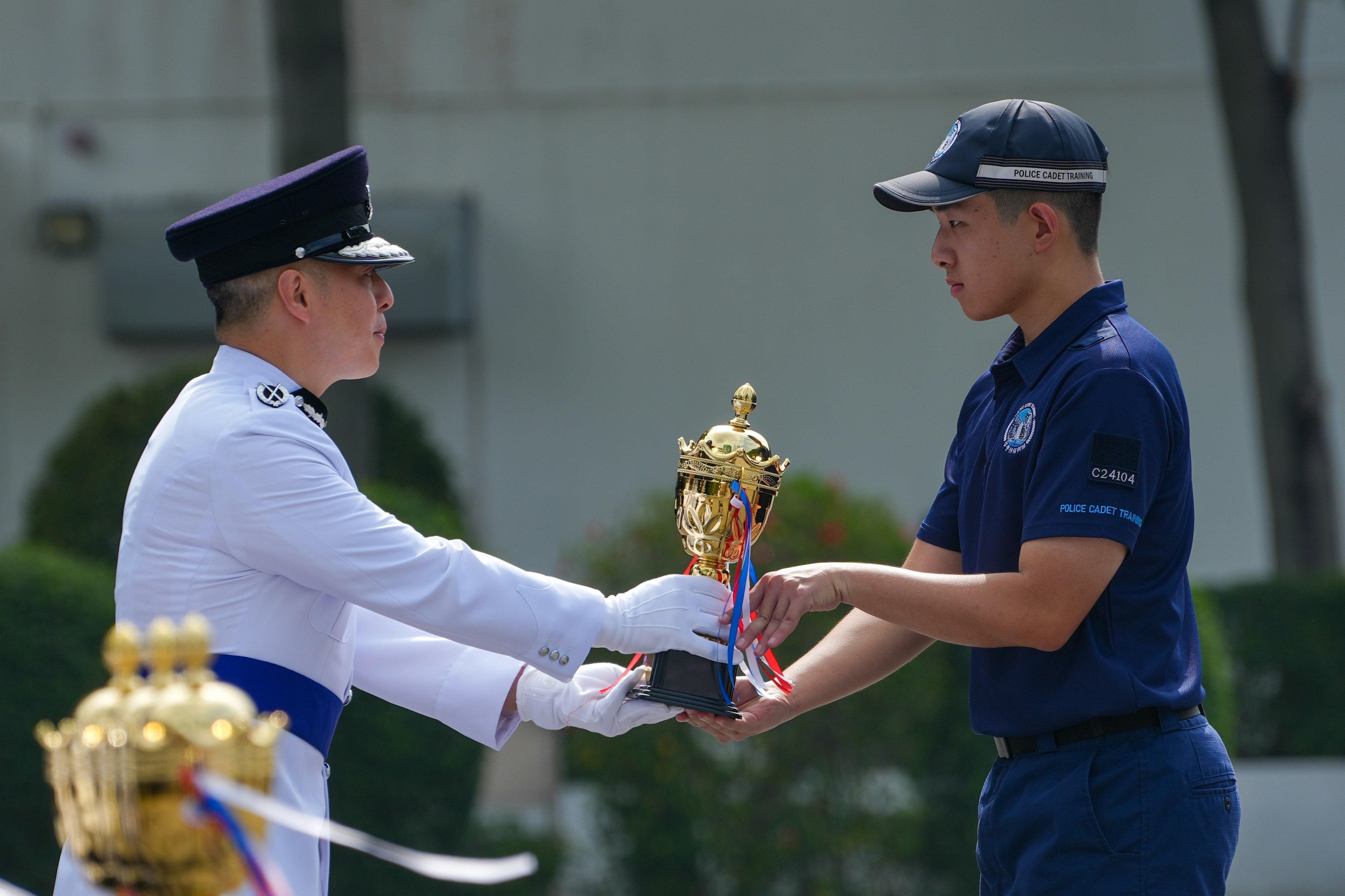 現年20歲的程炫（右）獲得卓越學業成績獎銀獎。（黃浩謙攝）
