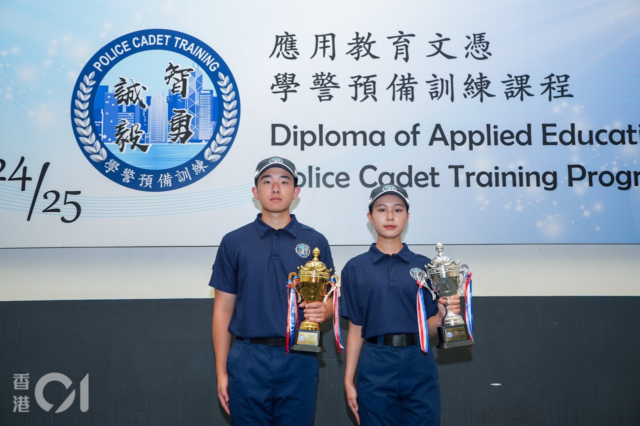 「應用教育文憑—學警預備訓練課程」首屆A班優秀學員程炫(左)、首屆卓越學業成績獎銀獎李雪琪(右)。(黃浩謙攝)