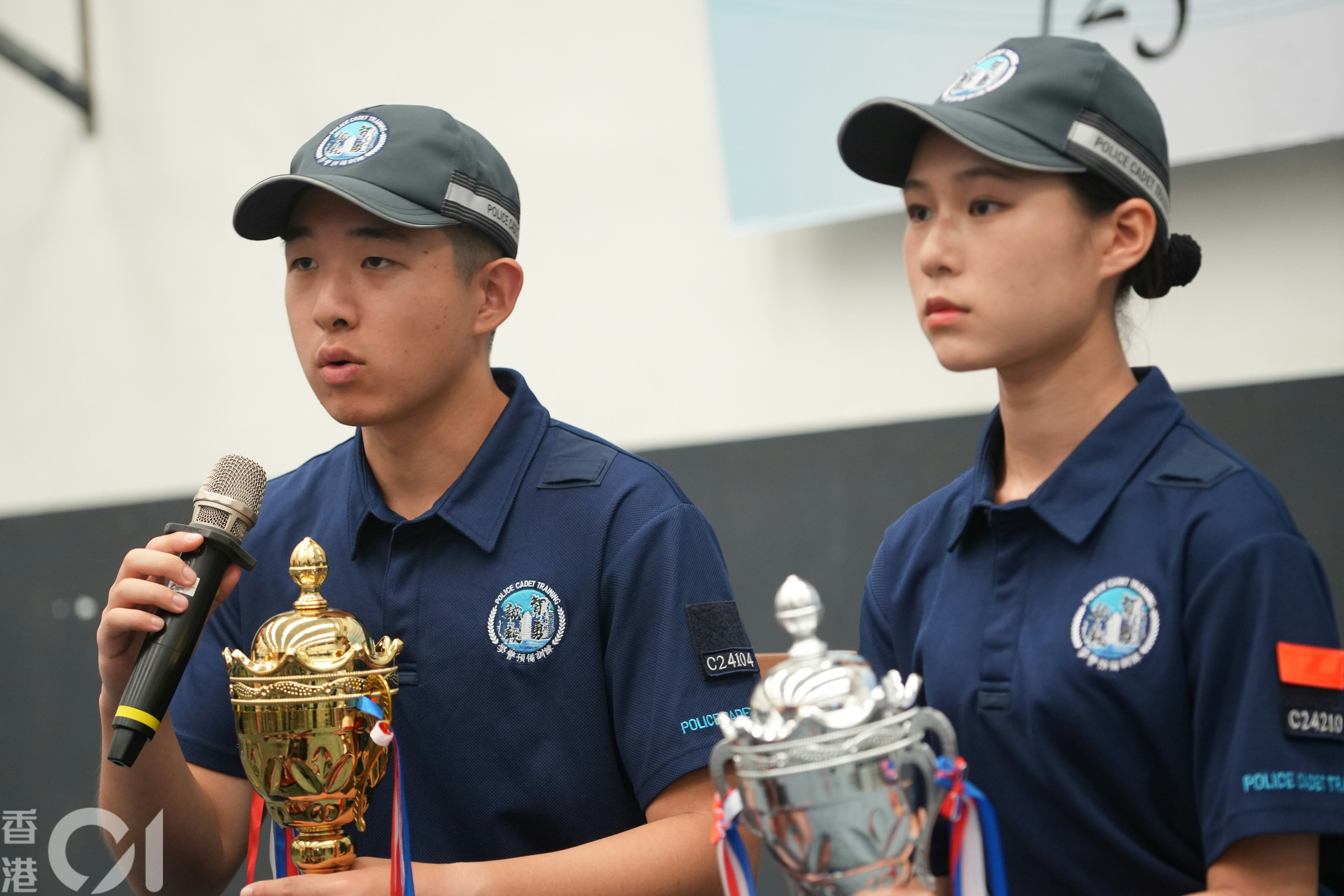 首屆A班優秀學員程炫（左）、首屆卓越學業成績獎銀獎李雪琪（右）。（黃浩謙攝）