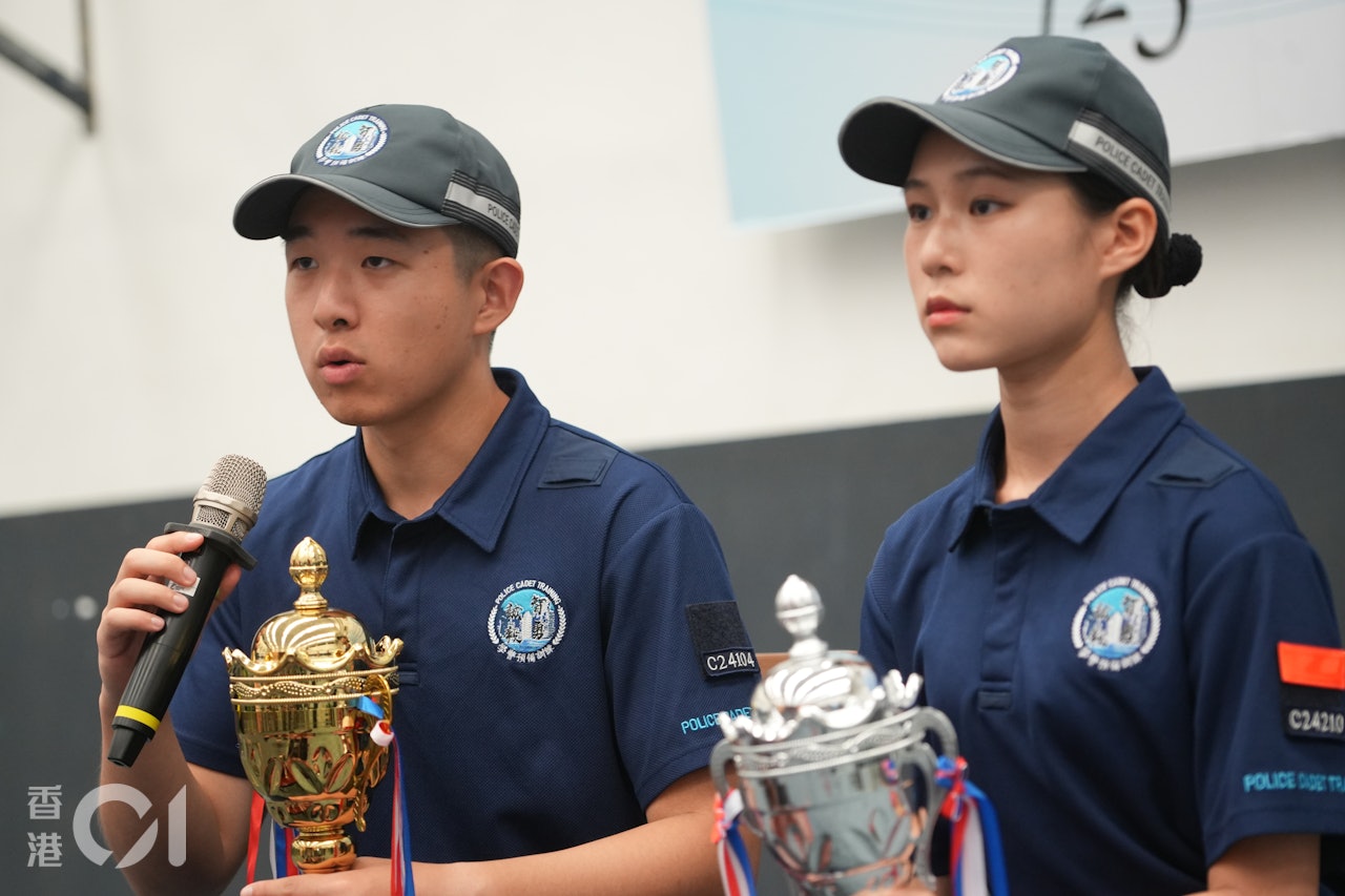 首屆A班優秀學員程炫(左)、首屆卓越學業成績獎銀獎李雪琪(右)。(黃浩謙攝)