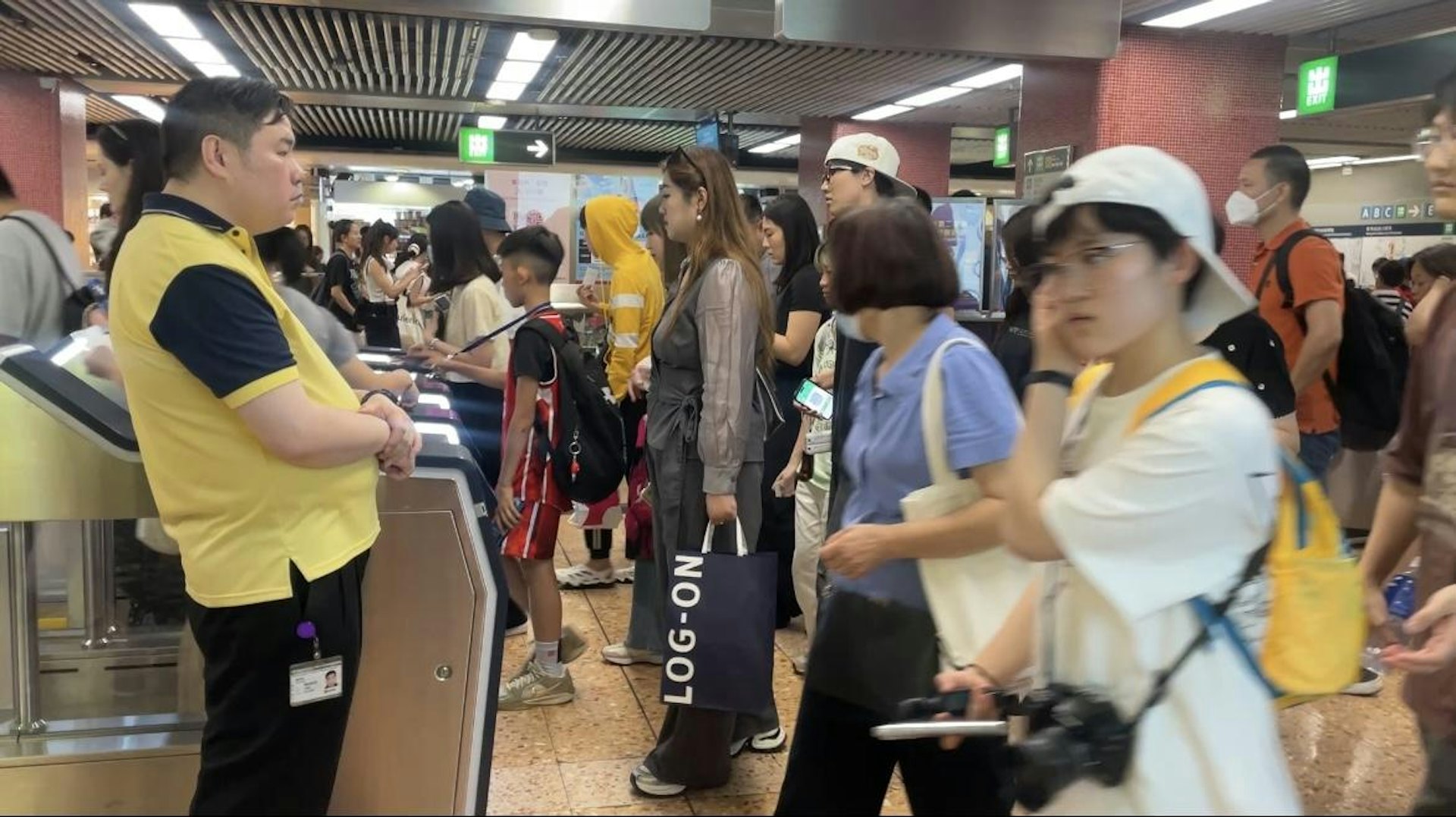 5月3日下午約3時,港鐵旺角站部份閘口出現近20人排隊輪候入閘,有零星港鐵職員在場疏導人流,閘内扶手電梯前往月台的路段亦出現擠塞。(任葆穎攝) 5月3日下午約3時,港鐵旺角站部份閘口出現近20人排隊輪候入閘,有零星港鐵職員在場疏導人流,閘内扶手電梯前往月台的路段亦出現擠塞。(任葆穎攝)