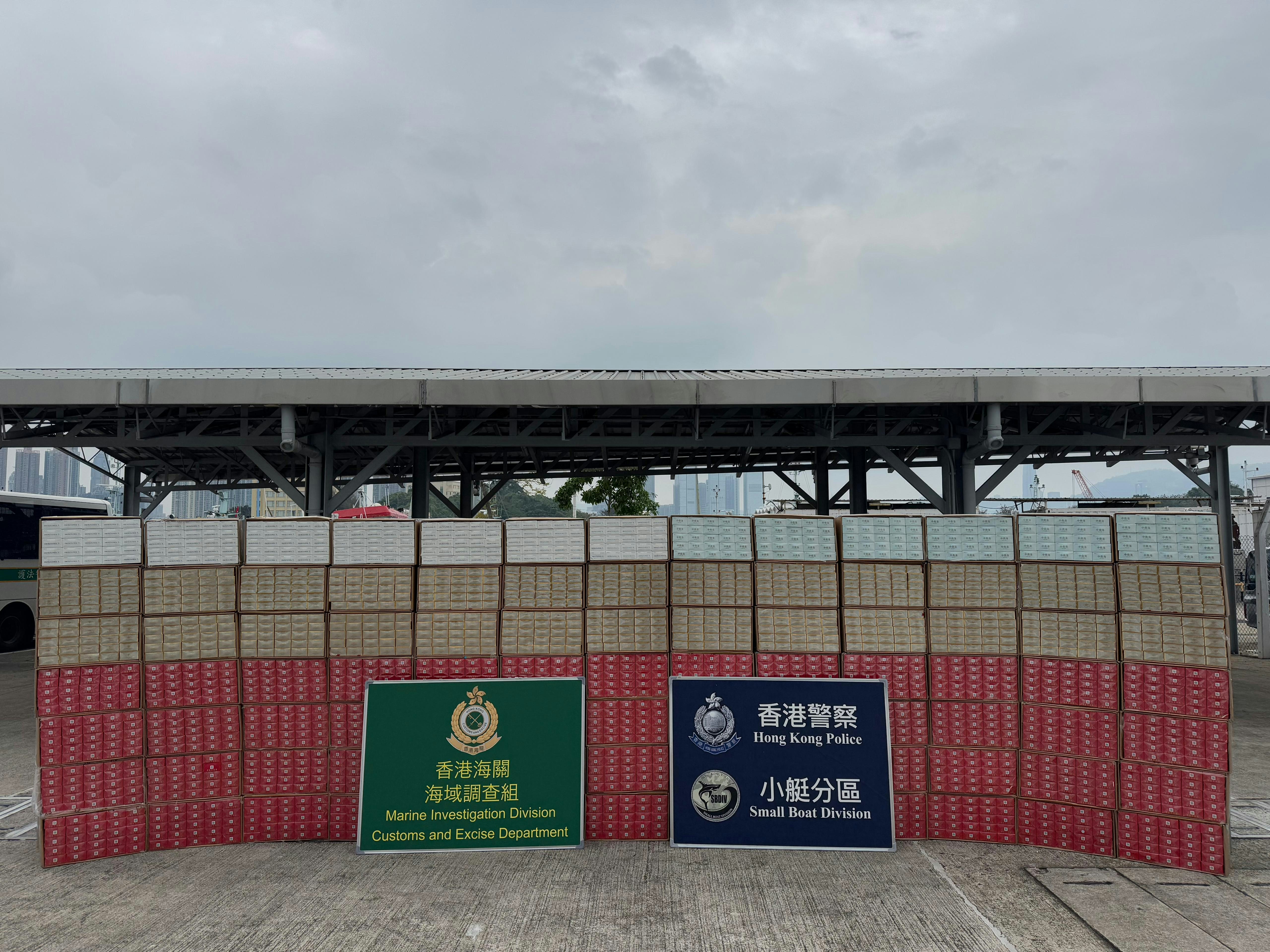 水警海關梅窩反走私　檢$886萬私煙　搬貨男登快艇往內地逃去