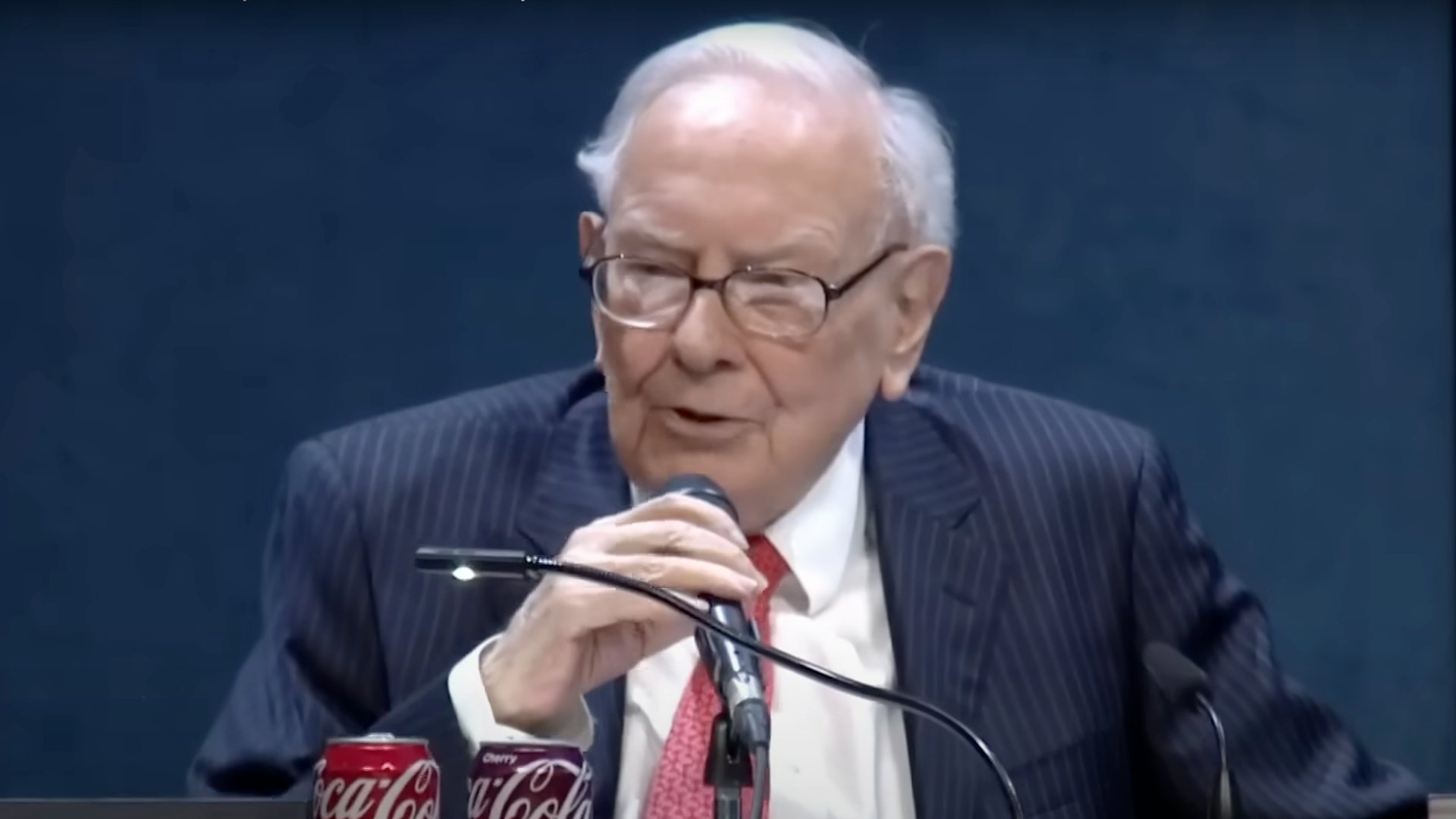 2025年5月3日,美國內布拉斯加州(Nebraska)奧馬哈(Omaha),股神巴菲特(Warren Buffett)出席旗下投資旗艦巴郡(Berkshire Hathaway)年度股東大會時講話。(網絡圖片) 2025年5月3日,美國內布拉斯加州(Nebraska)奧馬哈(Omaha),股神巴菲特(Warren Buffett)出席旗下投資旗艦巴郡(Berkshire Hathaway)年度股東大會時講話。(網絡圖片)