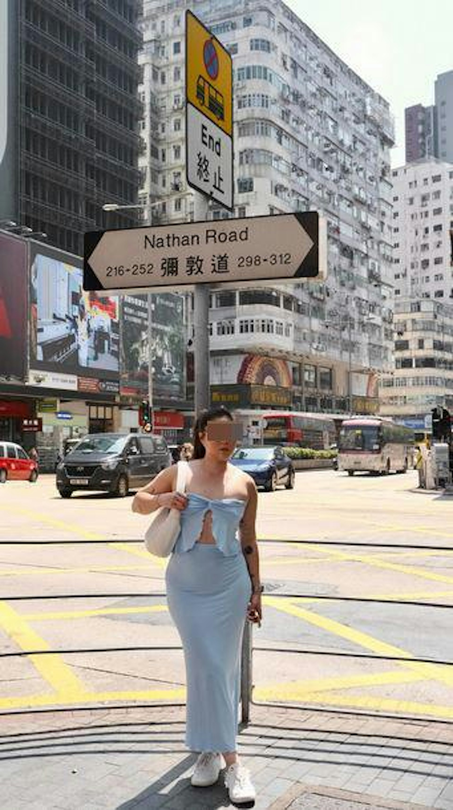 有台灣女生在社交平台發文,分享自己遊香港油麻地時穿着,形容「這套在香港非常引人注目」。(threads圖片)